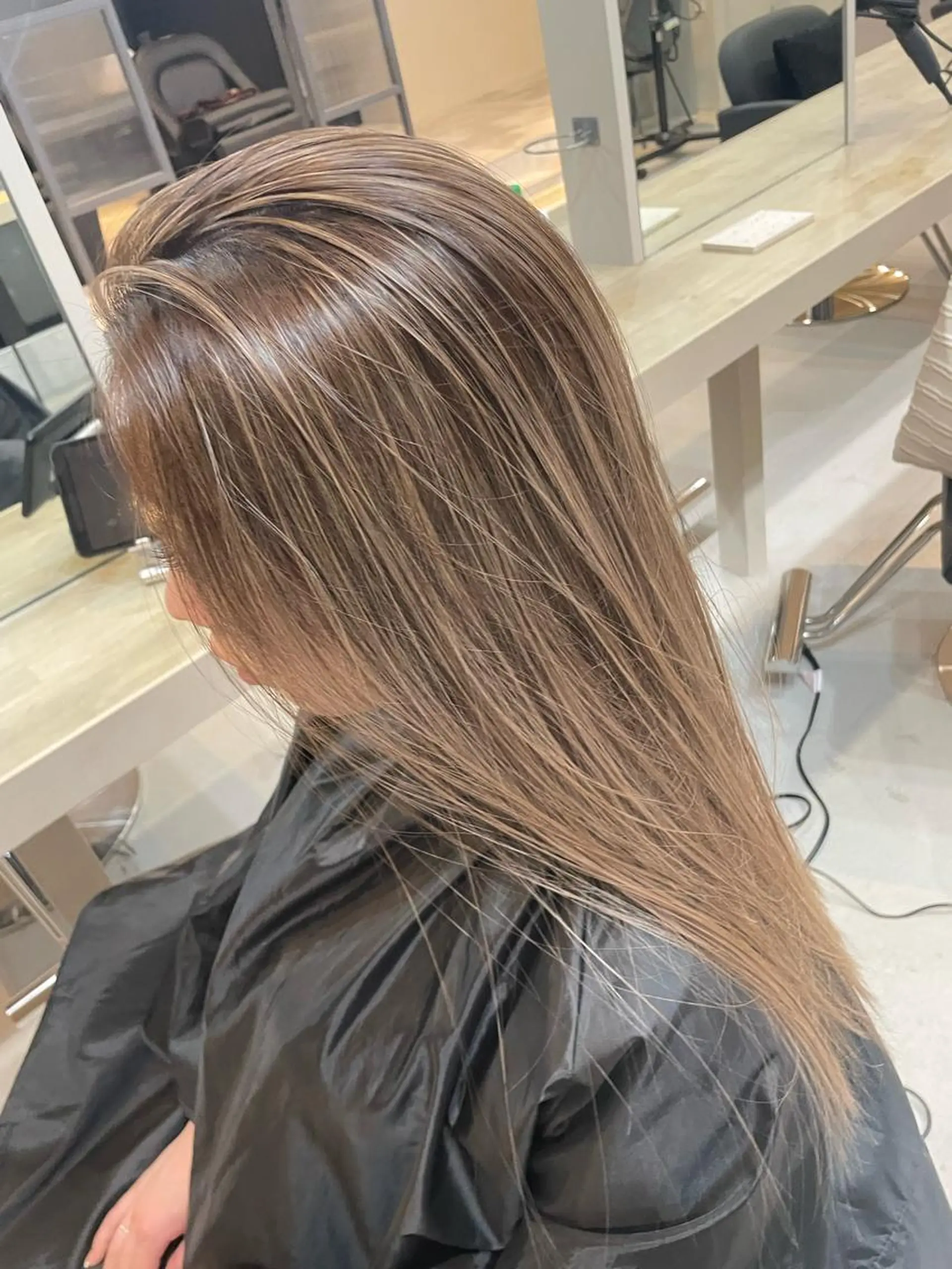 ロング カラー アディクシーカラー バレイヤージュ ベージュカラー ブリーチ ケアブリーチ Lia所属・皆木 智晴のヘアスタイル