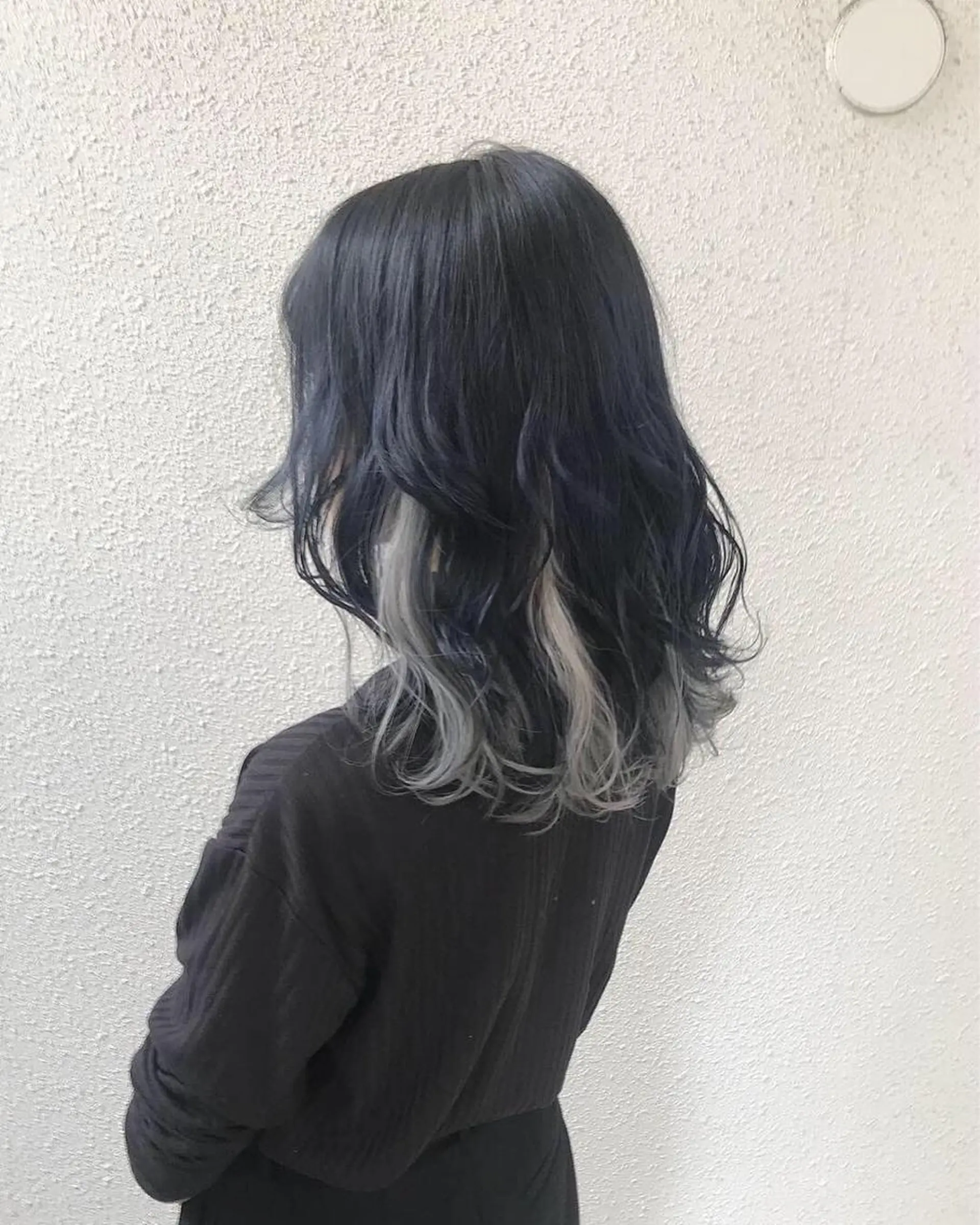 セミロング カラー ブリーチ ブルーカラー インナーカラー ネイビーカラー インナーカラー/天神 ブリーチ/吉田のヘアスタイル