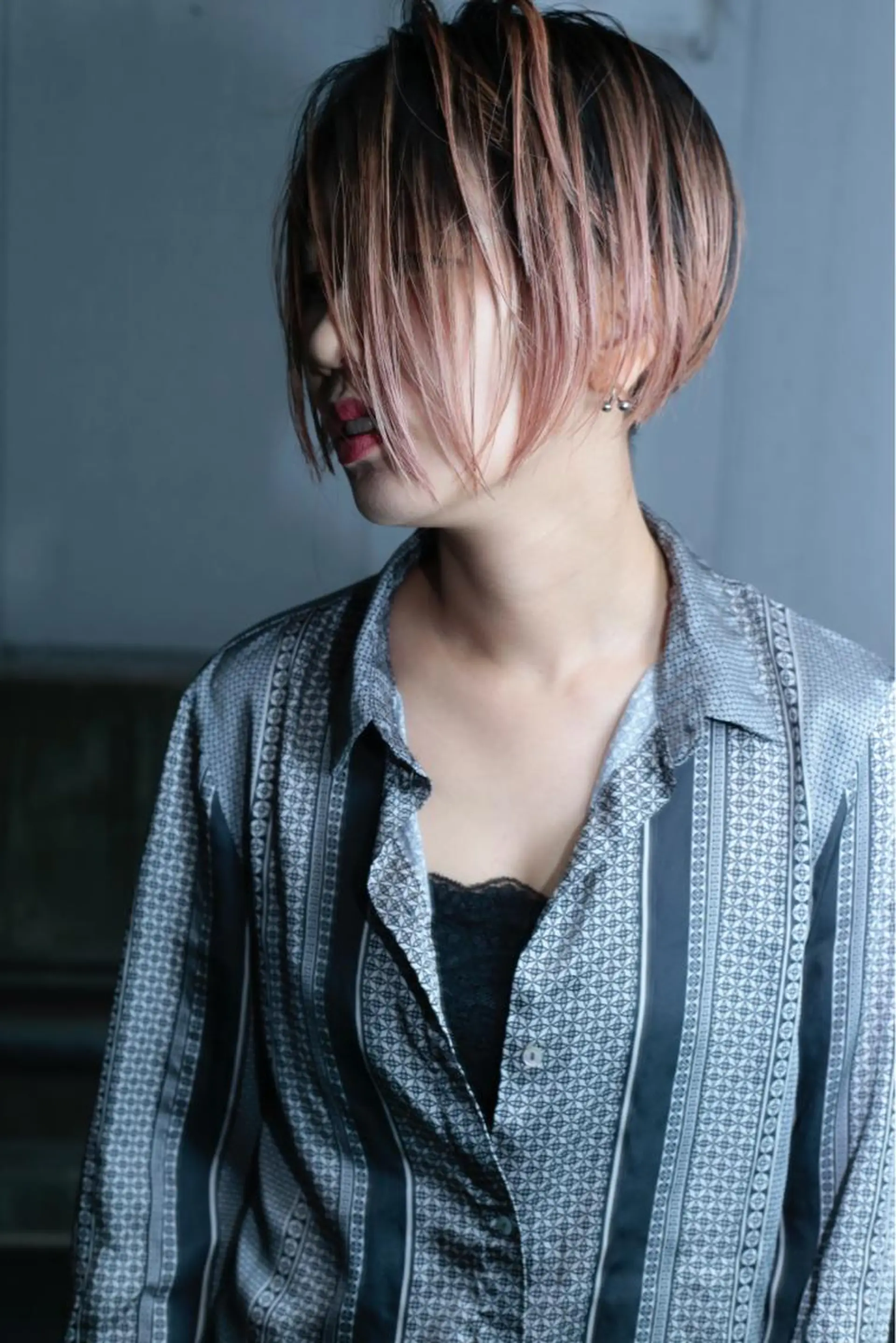 ショート 前下がりボブ ボブ ハイトーン/レイヤー /ケアブリーチ石川治のヘアスタイル