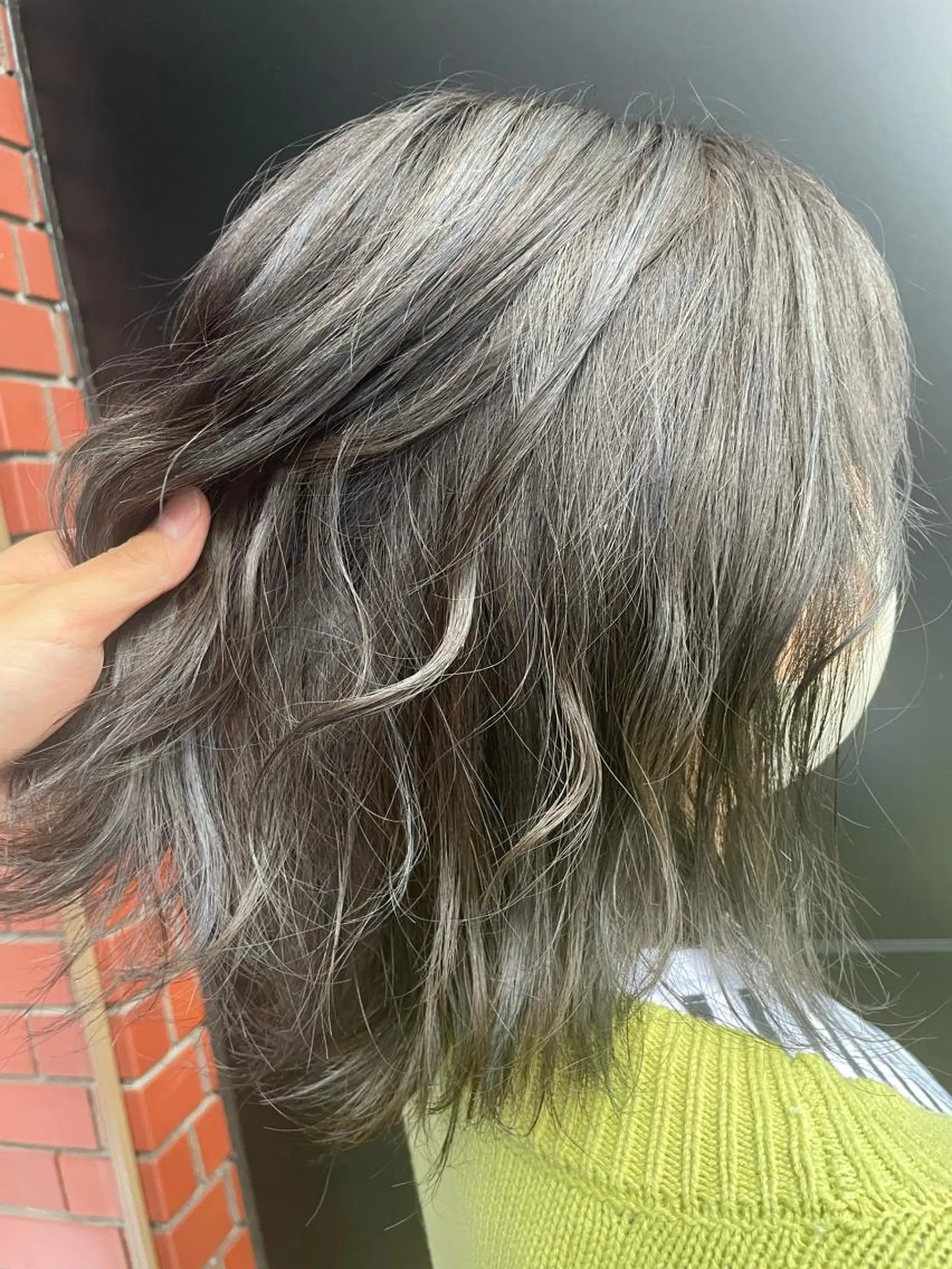 カラー グレージュ ハイライトカラー シルバー 【柏メンズパーマ職人 】店長 KAZUMAのヘアスタイル