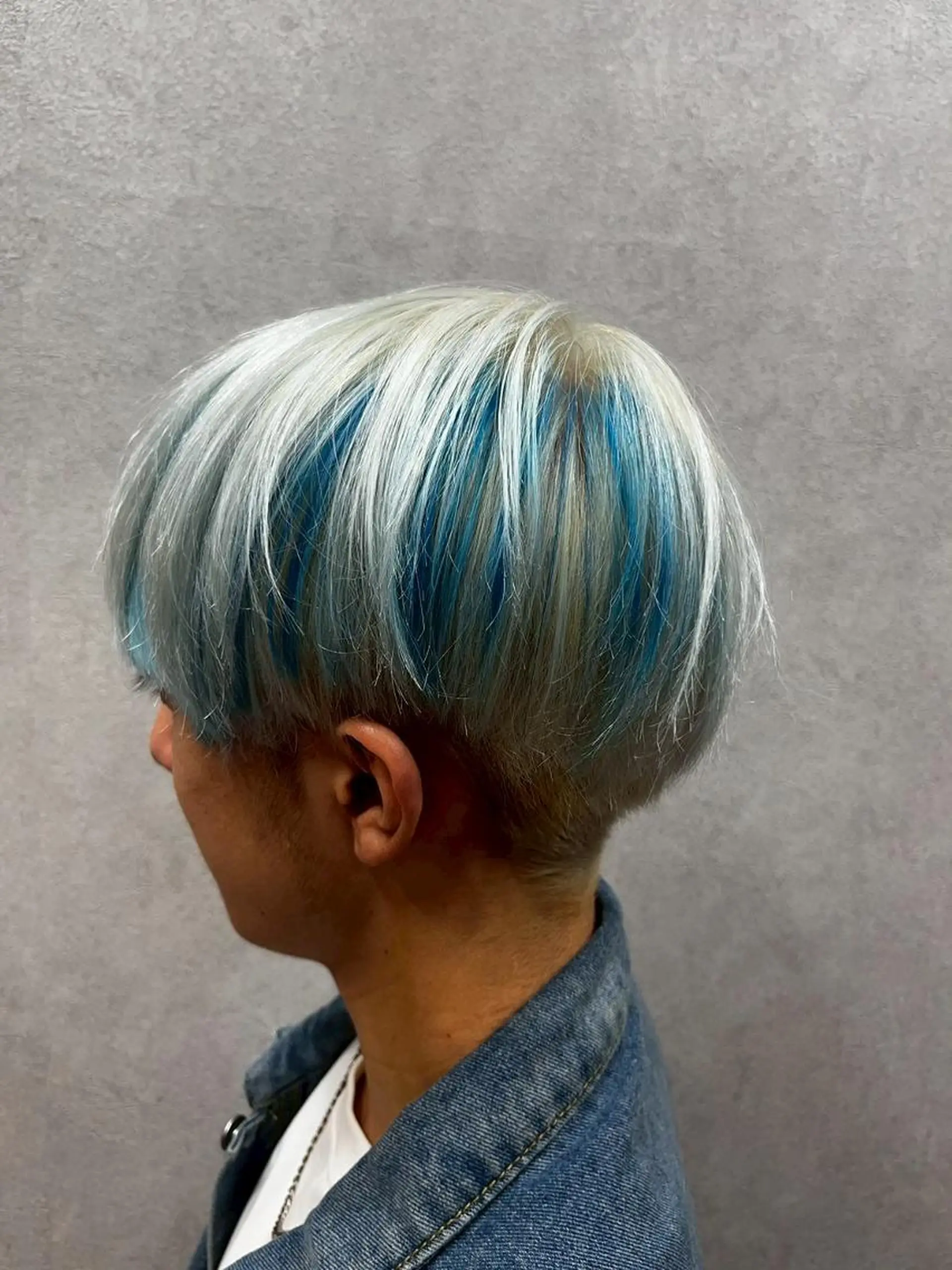 カラー ウルフカットデザイン カラー特化アールイーのヘアスタイル