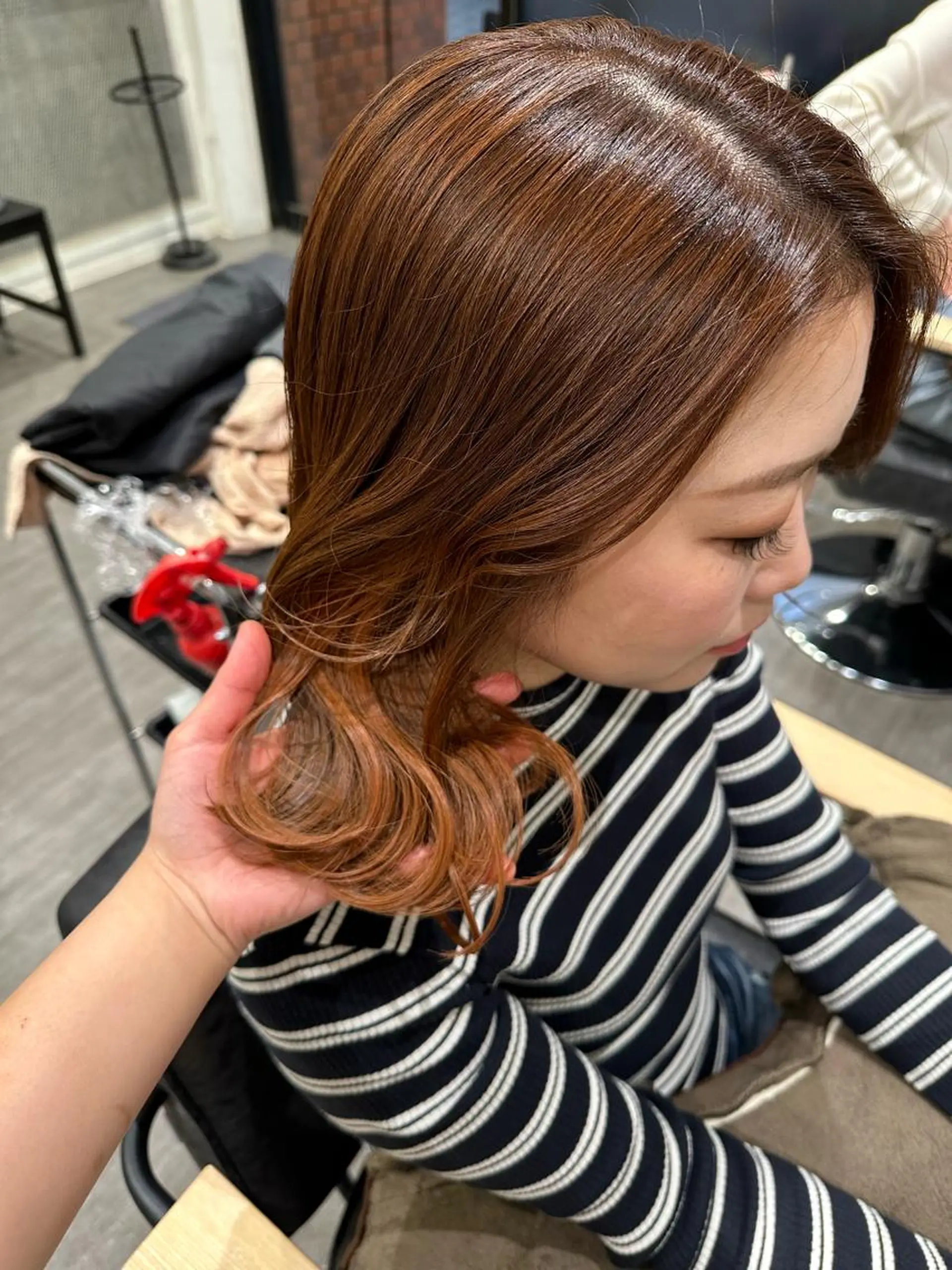 セミロング カラー オレンジ 艶髪レイヤー上田 紗也🇰🇷💗のヘアスタイル