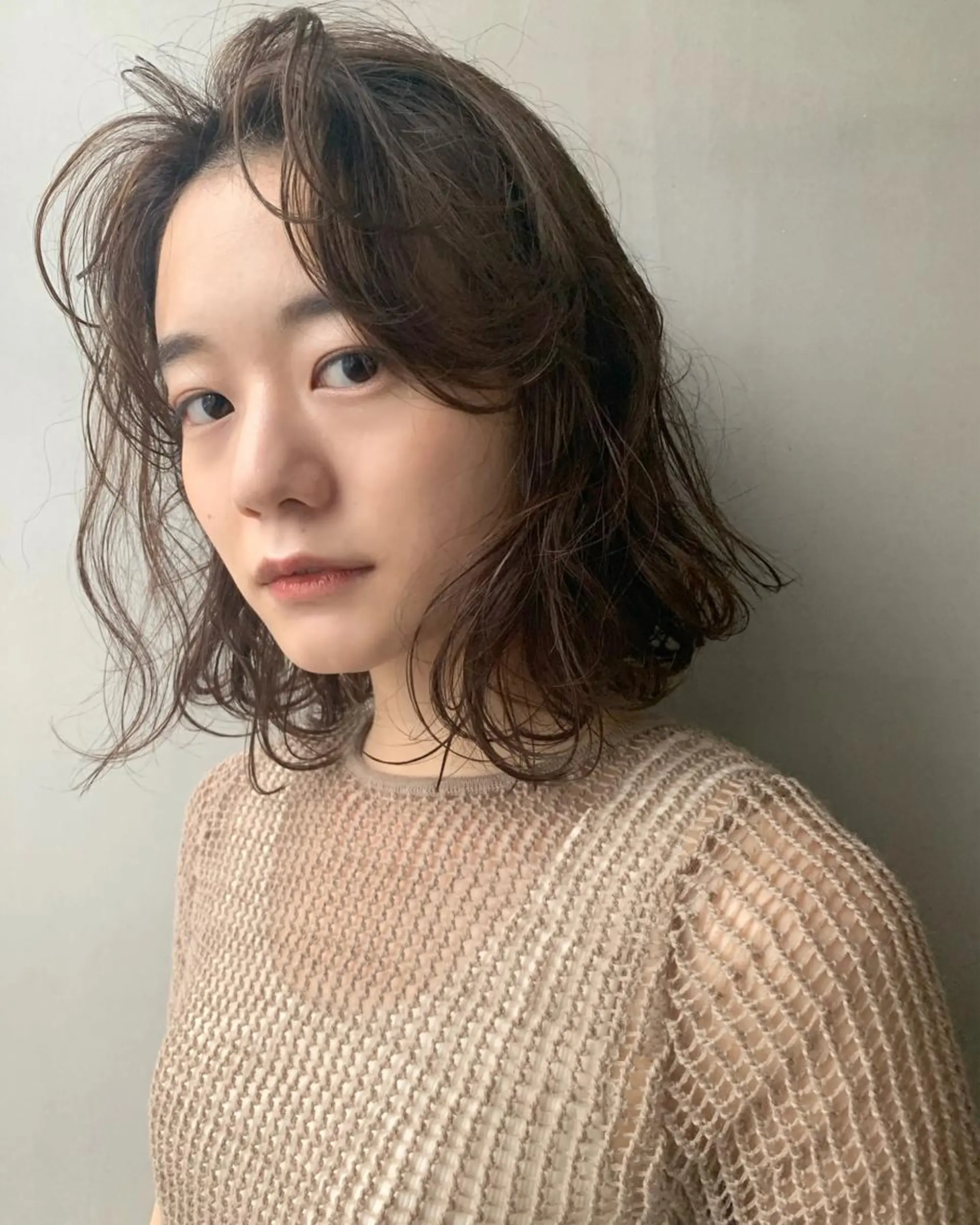 ミディアム カラー パーマ ヘアアレンジ メンズ キッズ ネイル マツエク・マツパ センターパート ベージュカラー ブラウンカラー ブラウンベージュ カラーマツエク SALOWIN梅田茶屋町店所属・ウルフレイヤーカット /チヒロのヘアスタイル