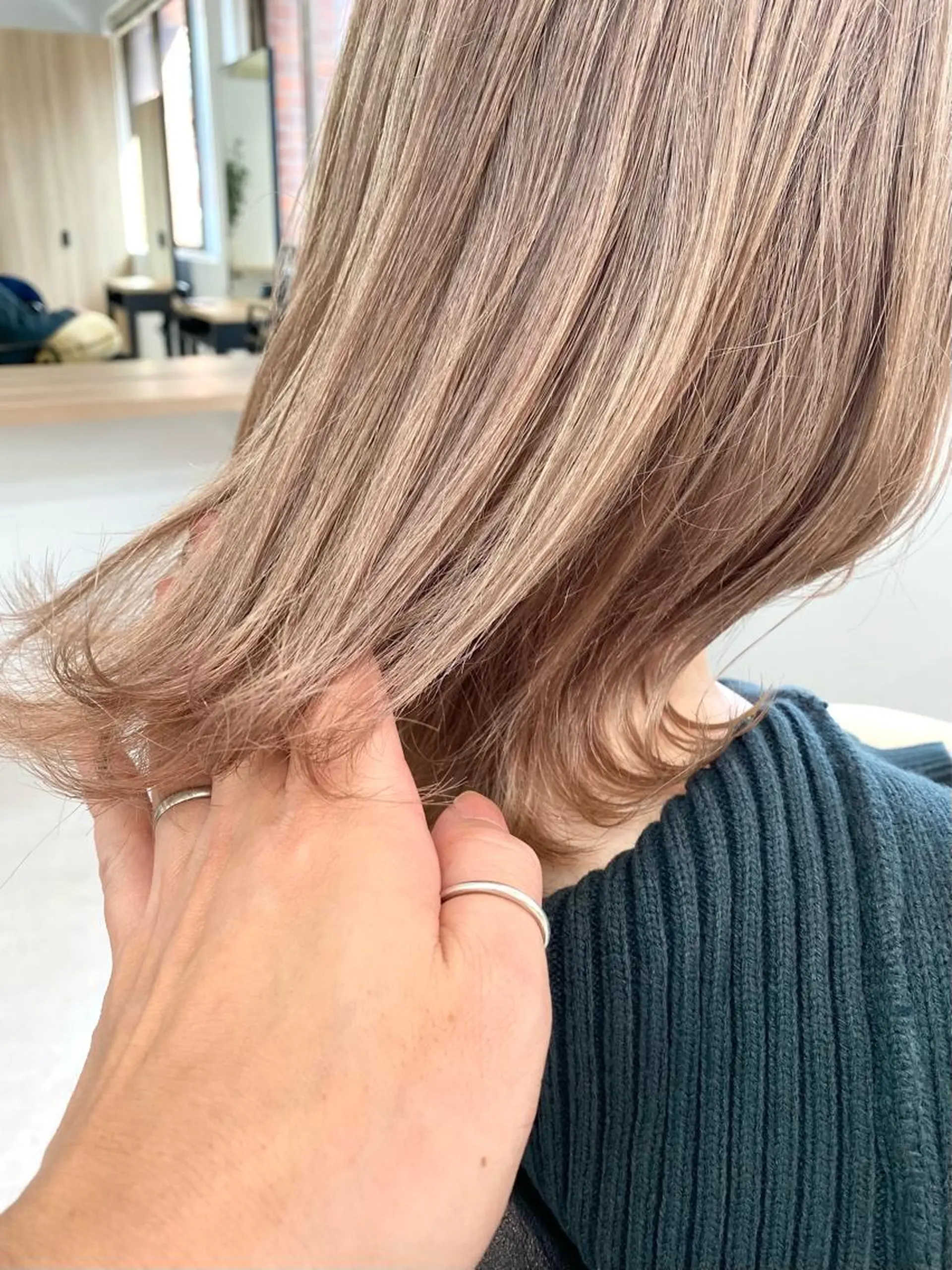 ミディアム カラー ベージュカラー ミルクティーベージュ カット ヘアカラー トリートメント lar 立川南口所属・レイヤーボブ/ボブ 仲川和人のヘアスタイル