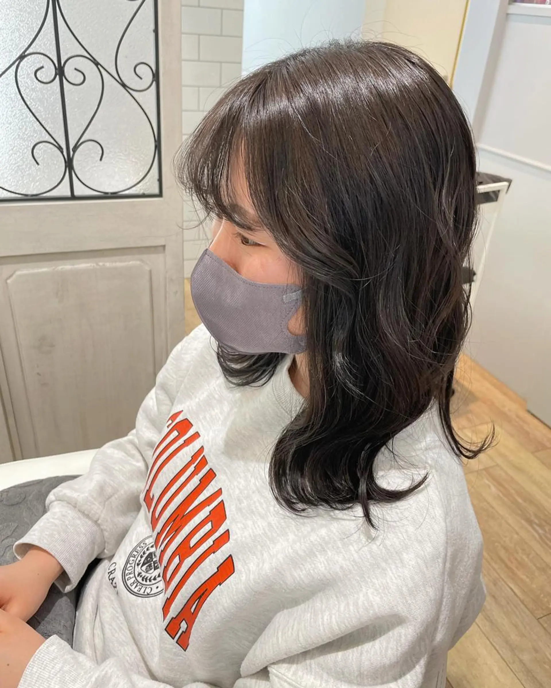 ミディアム カラー パーマ ヘアアレンジ メンズ キッズ ネイル マツエク・マツパ 透明感カラー ダークグレー 🫧垢抜けヘア🫧 SHIORIのヘアスタイル