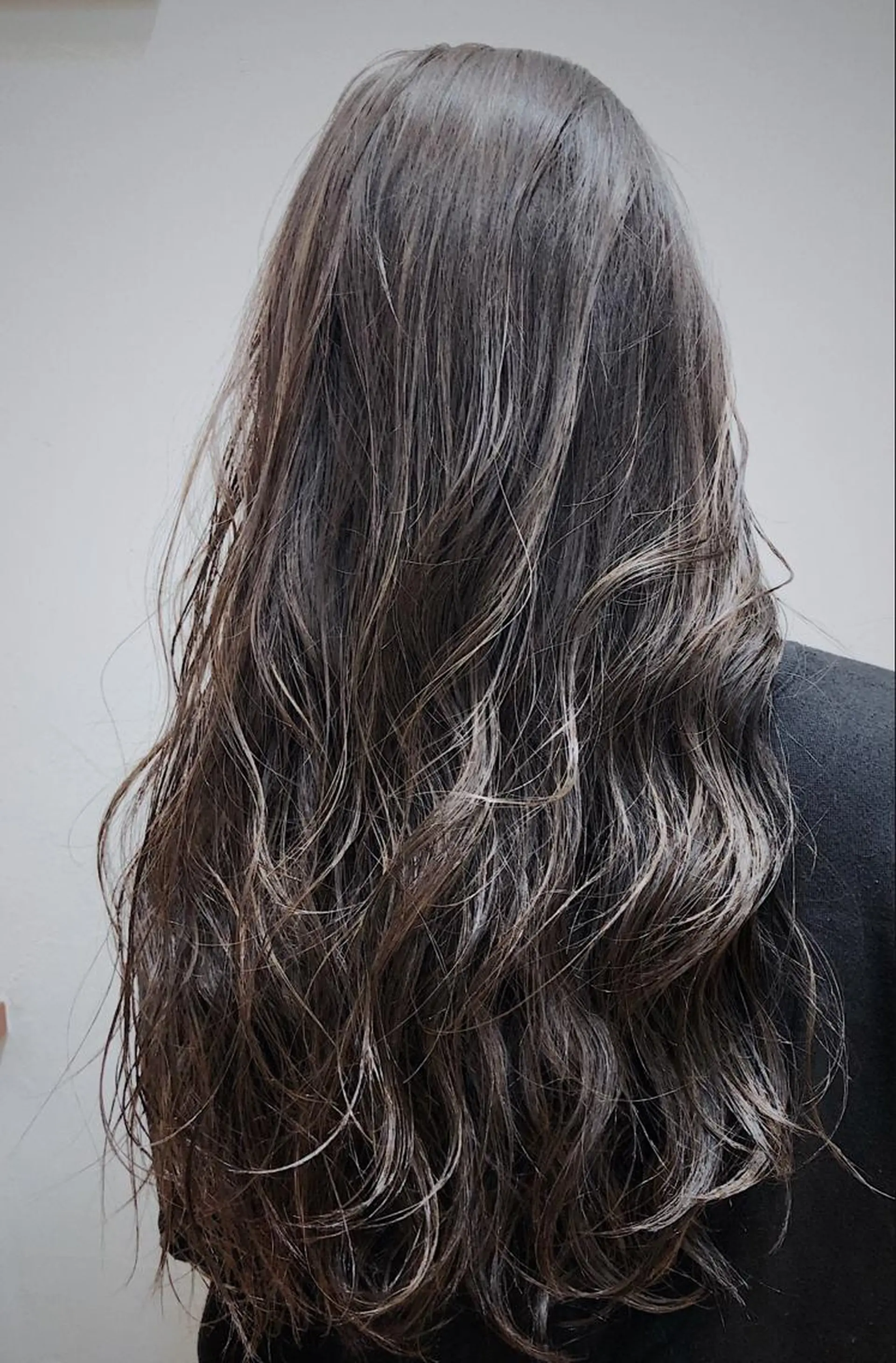 セミロング カラー ベージュカラー ハイライトカラー シルバー シルバーベージュ ハイライト 360°キレイな ショートカットのヘアスタイル