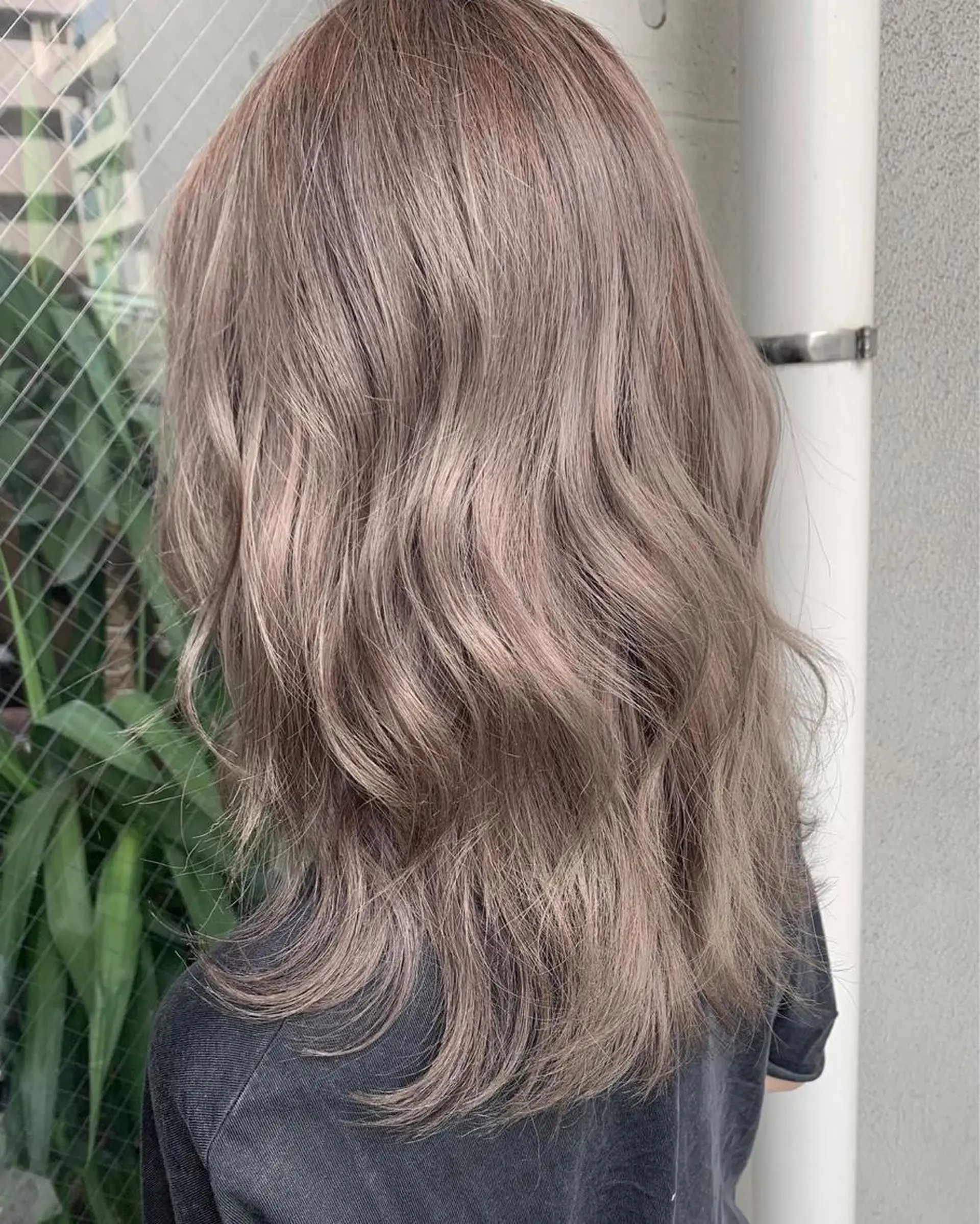 ロング カラー オフホワイトアンドなんば所属・福西 洋斗のヘアスタイル