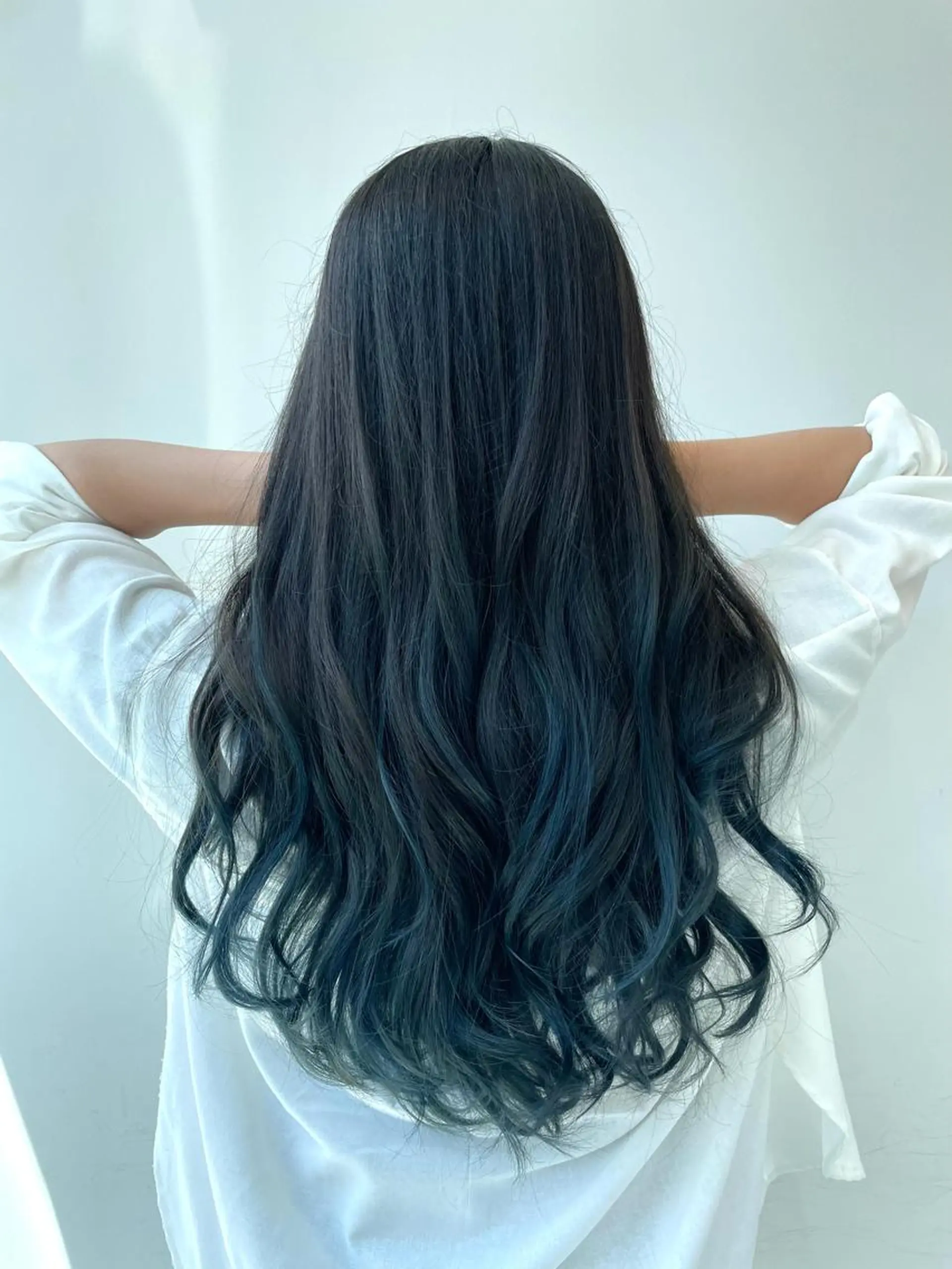セミロング カラー ヘアアレンジ バレイヤージュ ブリーチ ブルーカラー レイヤーカット 🦄インナーカラー 🦄貫井彩花のヘアスタイル