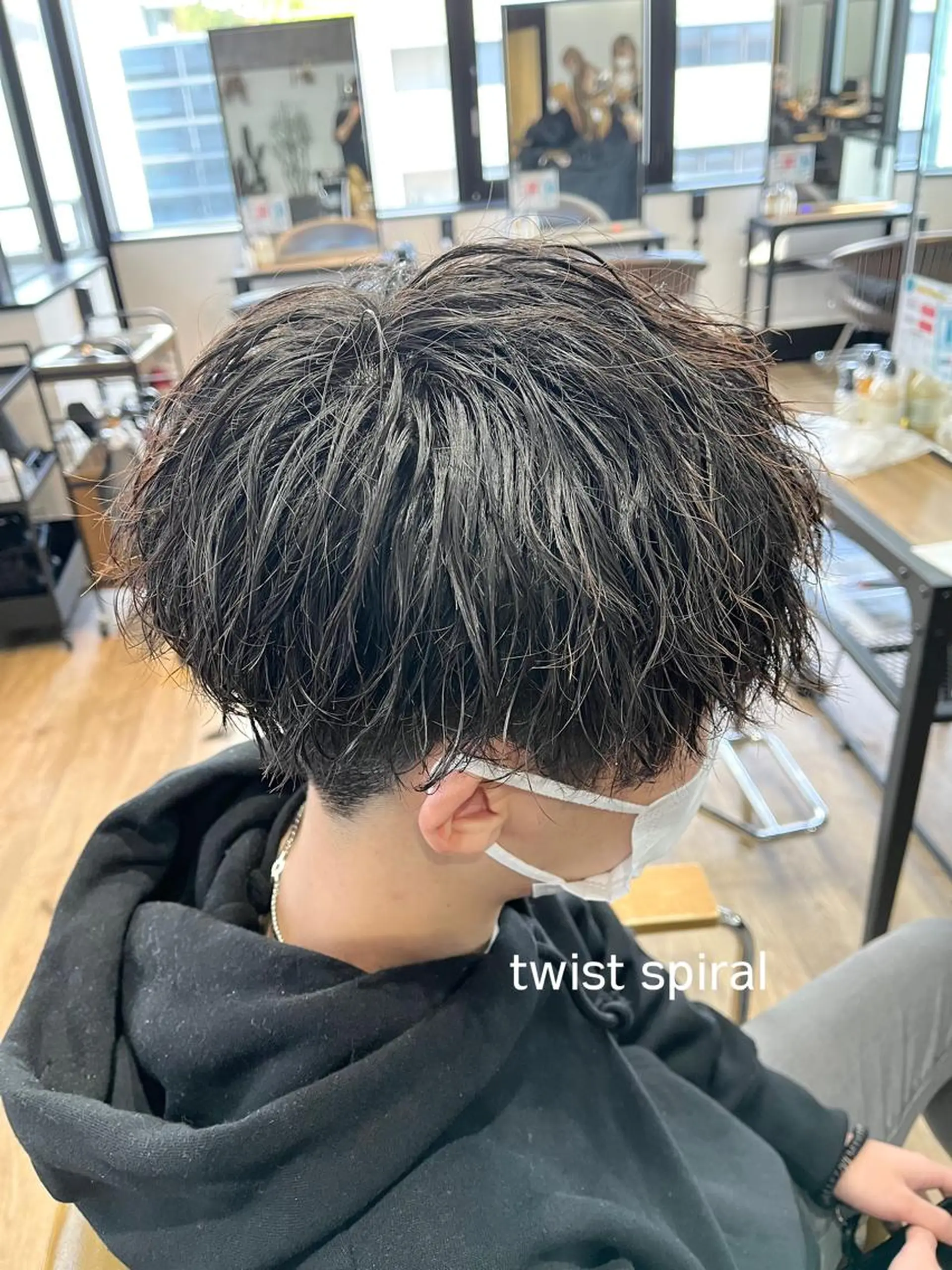 ミディアム パーマ メンズ ミディアムパーマ メンズブリーチ センターパート フェードカット マッシュ カット パーマ メンズカット/パーマ Yoshiのヘアスタイル