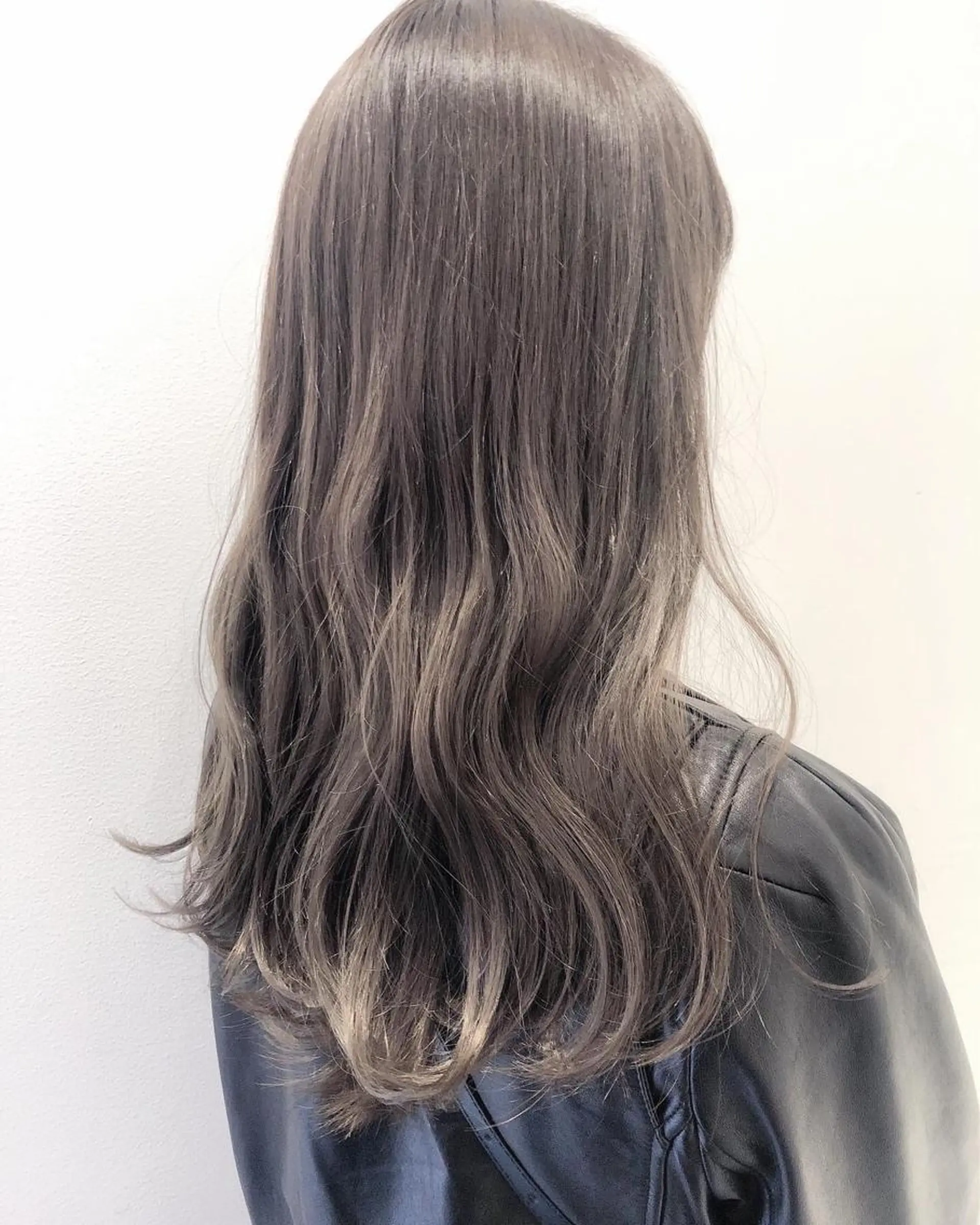 セミロング カラー ヘアアレンジ ブリーチ グレージュ ラベンダーカラー ラベンダーグレージュ ラベンダーグレー ヘアカラー トリートメント 透明感カラー× レイヤーカット✨高梨のヘアスタイル