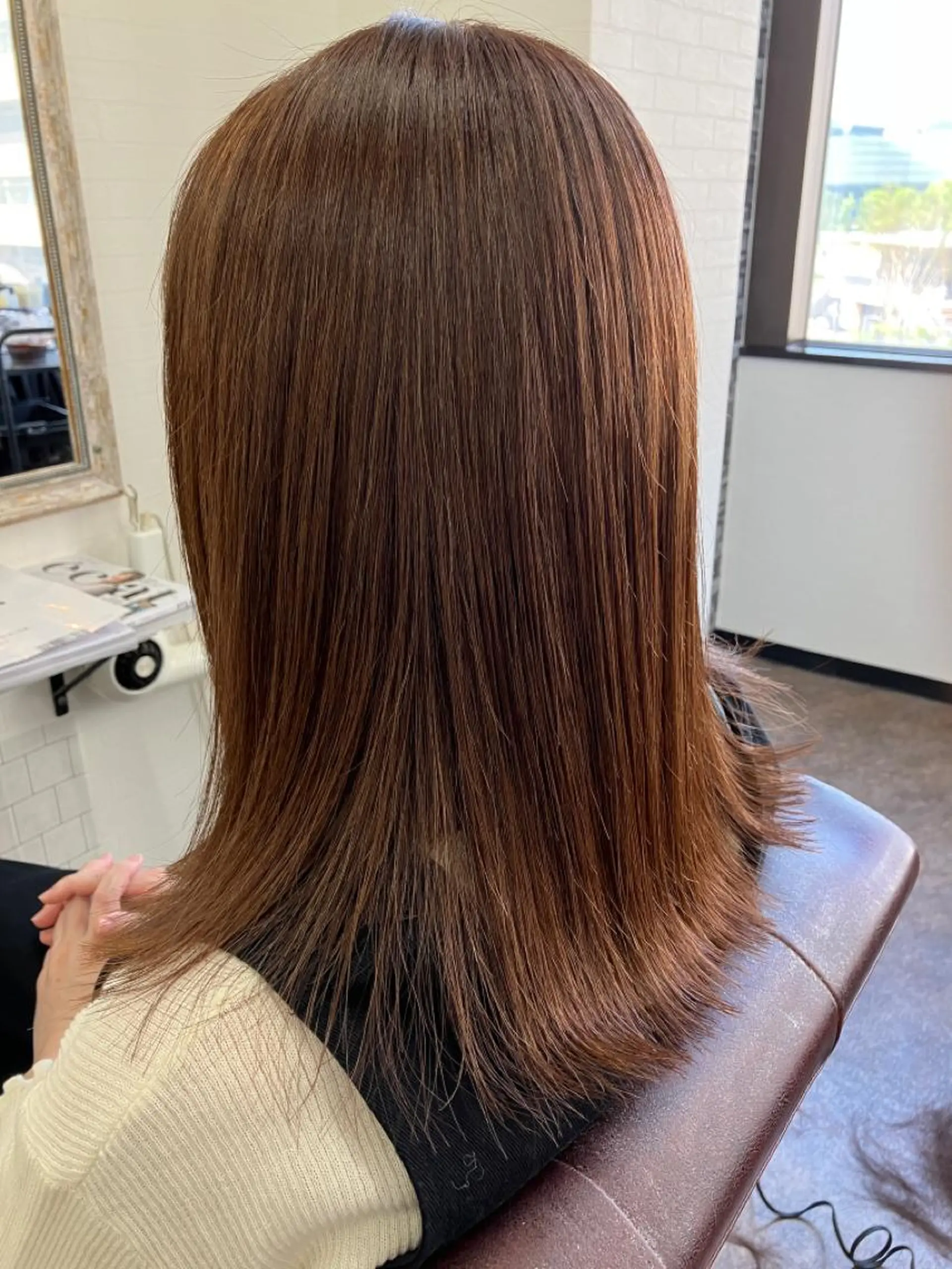 ミディアム 外ハネヘア HAIR carelyのヘアスタイル