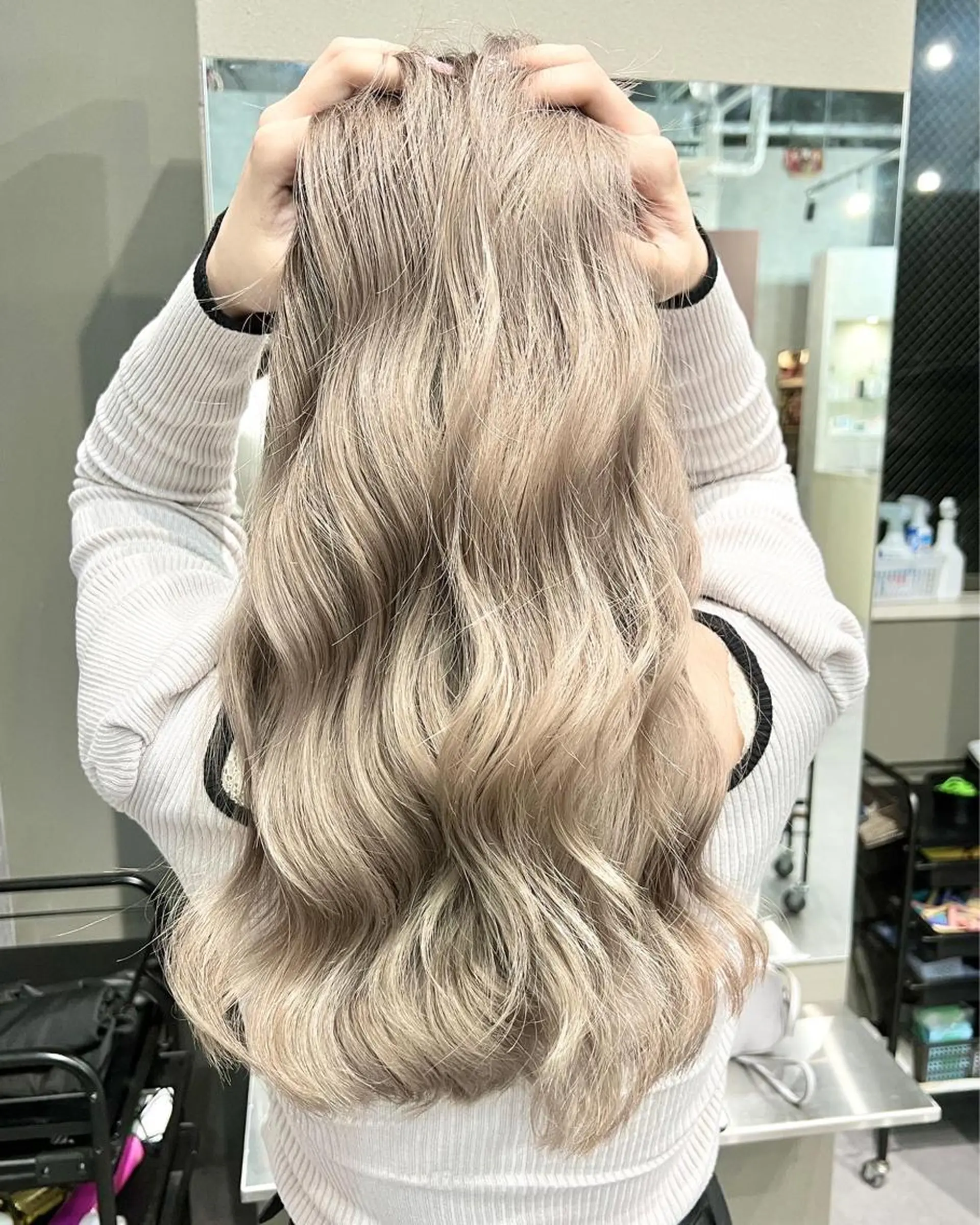 ロング カラー ブリーチ Via officialのヘアスタイル