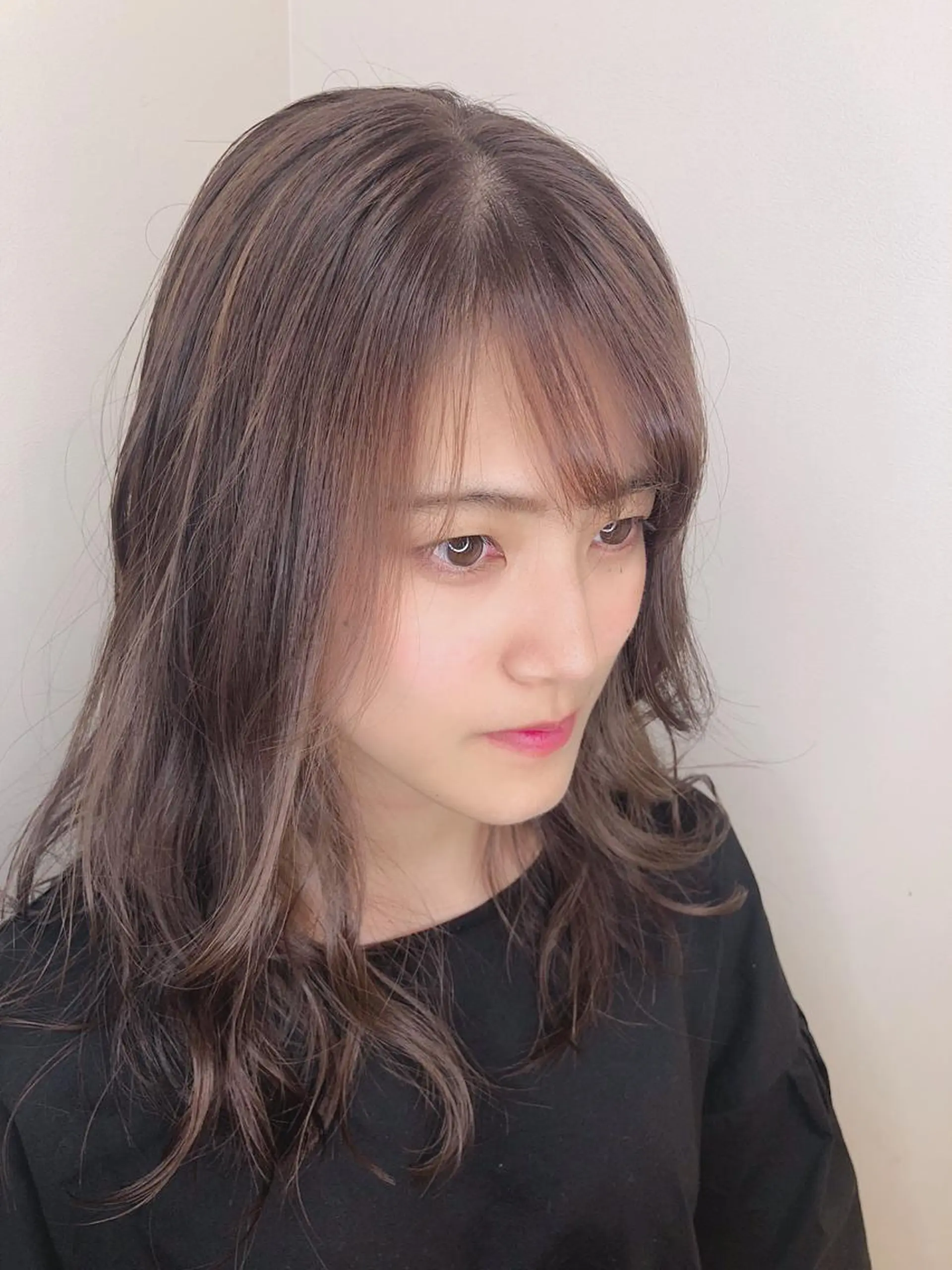 セミロング カラー ウルフカット／吉村 桃子のヘアスタイル