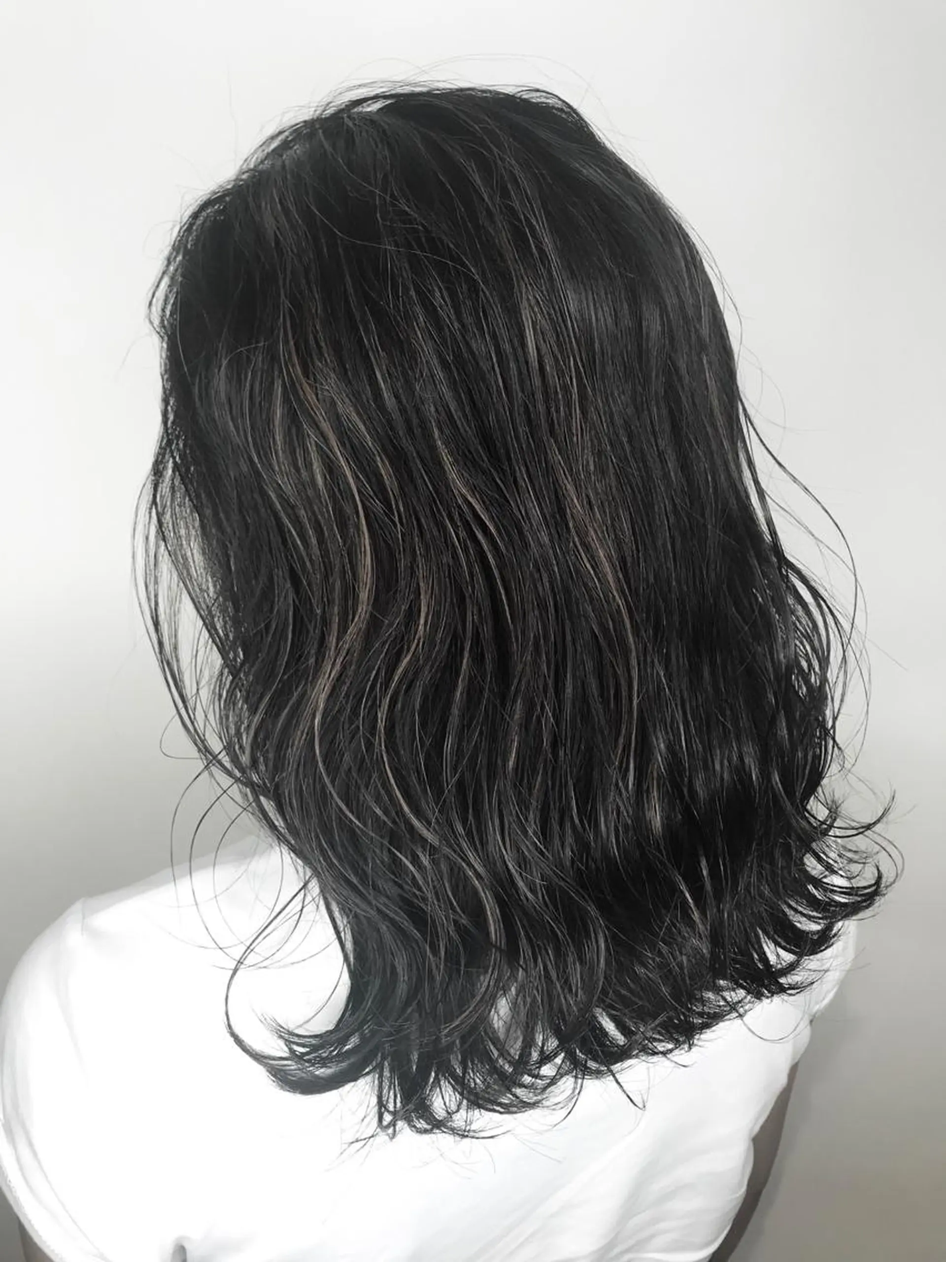 ミディアム カラー アッシュ ブリーチ ケアブリーチ ダークアッシュ グレージュ AMI Hair  supply所属・髪質改善カラー 韓国風レイヤーのヘアスタイル