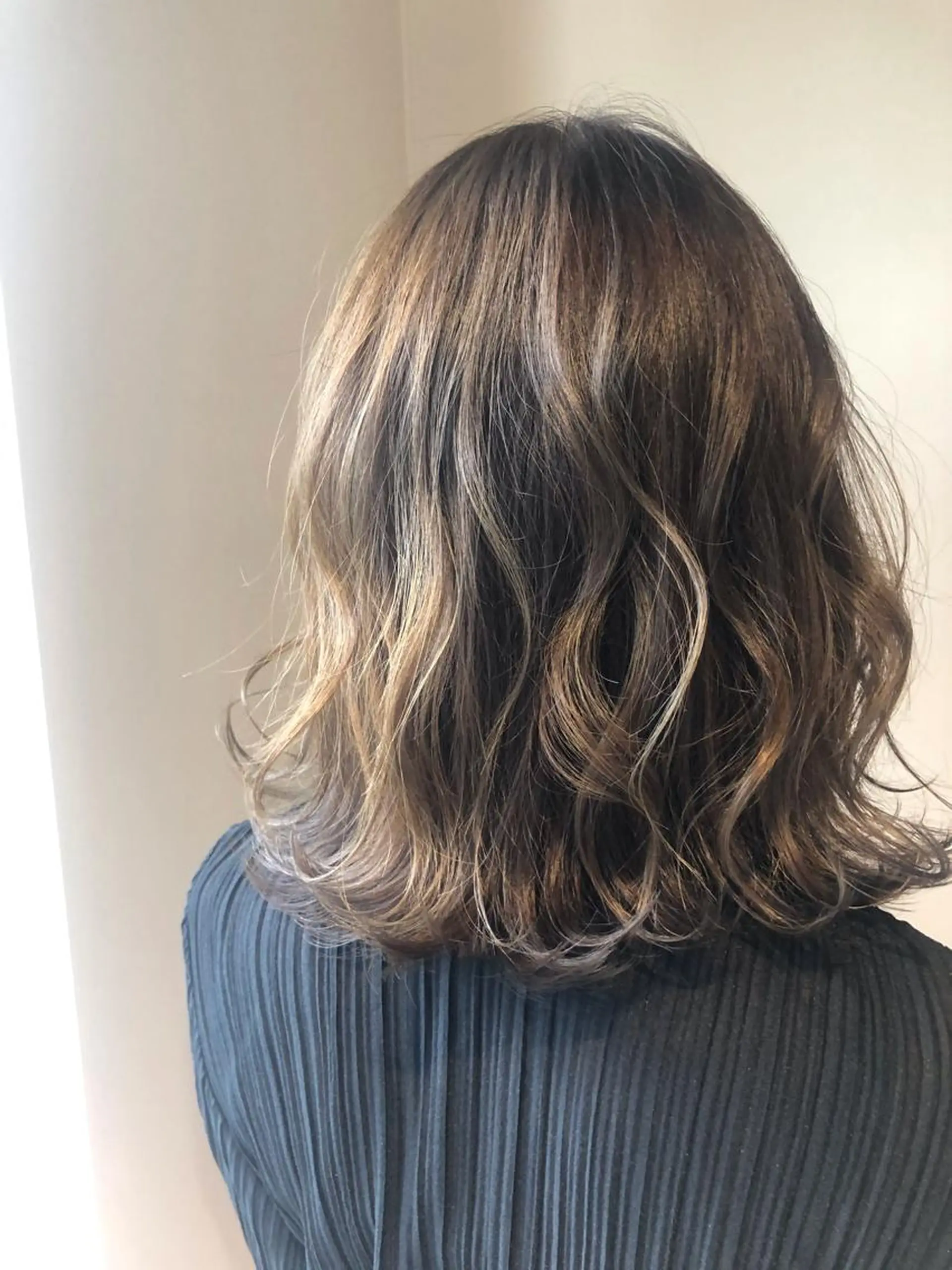 ショート カラー ベージュカラー ハイライトカラー ハイライト ヘアカラー トリートメント ブリーチ👩‍🦳/ ‪✂︎MANAMIのヘアスタイル
