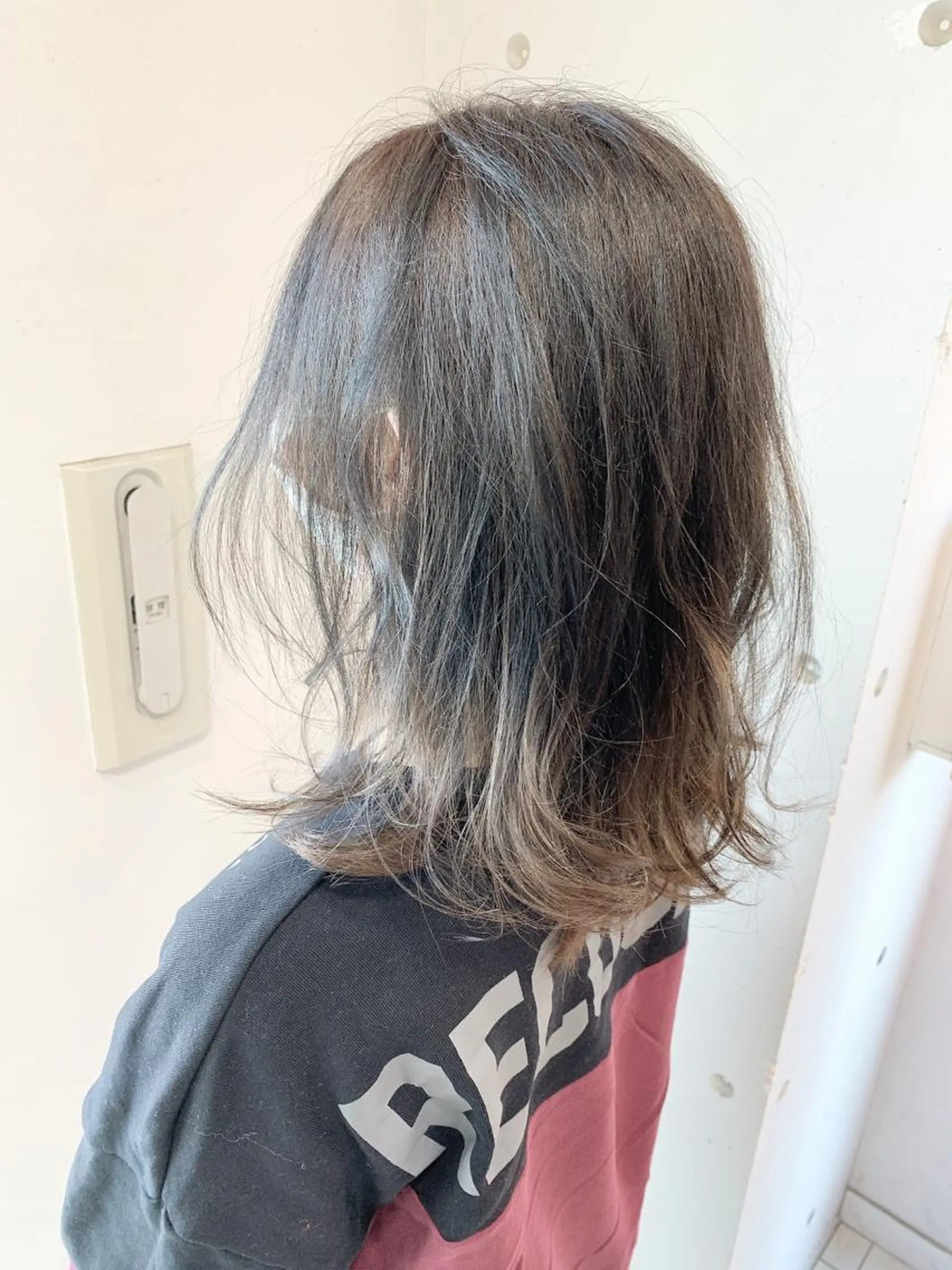 セミロング カラー パーマ アッシュ アッシュグレー ブリーチ ケアブリーチ グラデーションカラー 白髪ぼかしハイライト 柳川拓哉のヘアスタイル