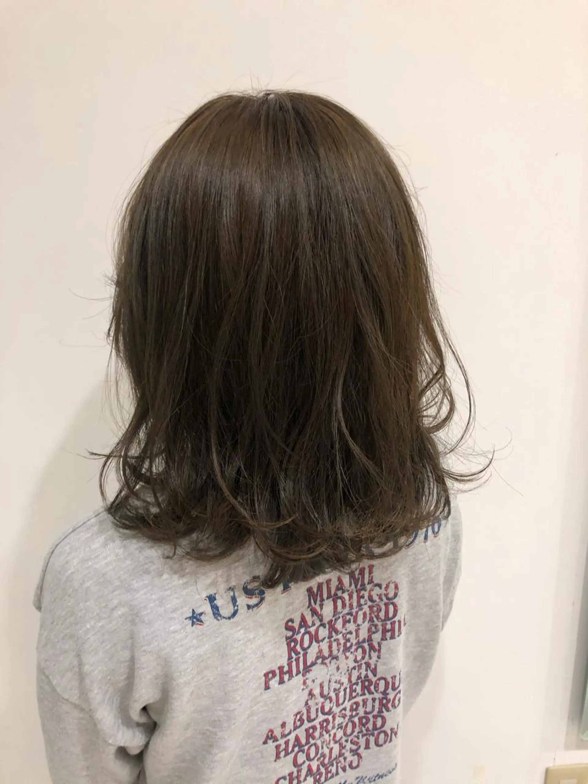 ミディアム カラー ベージュカラー ブリーチ オリーブベージュ ヤマモト マイのヘアスタイル