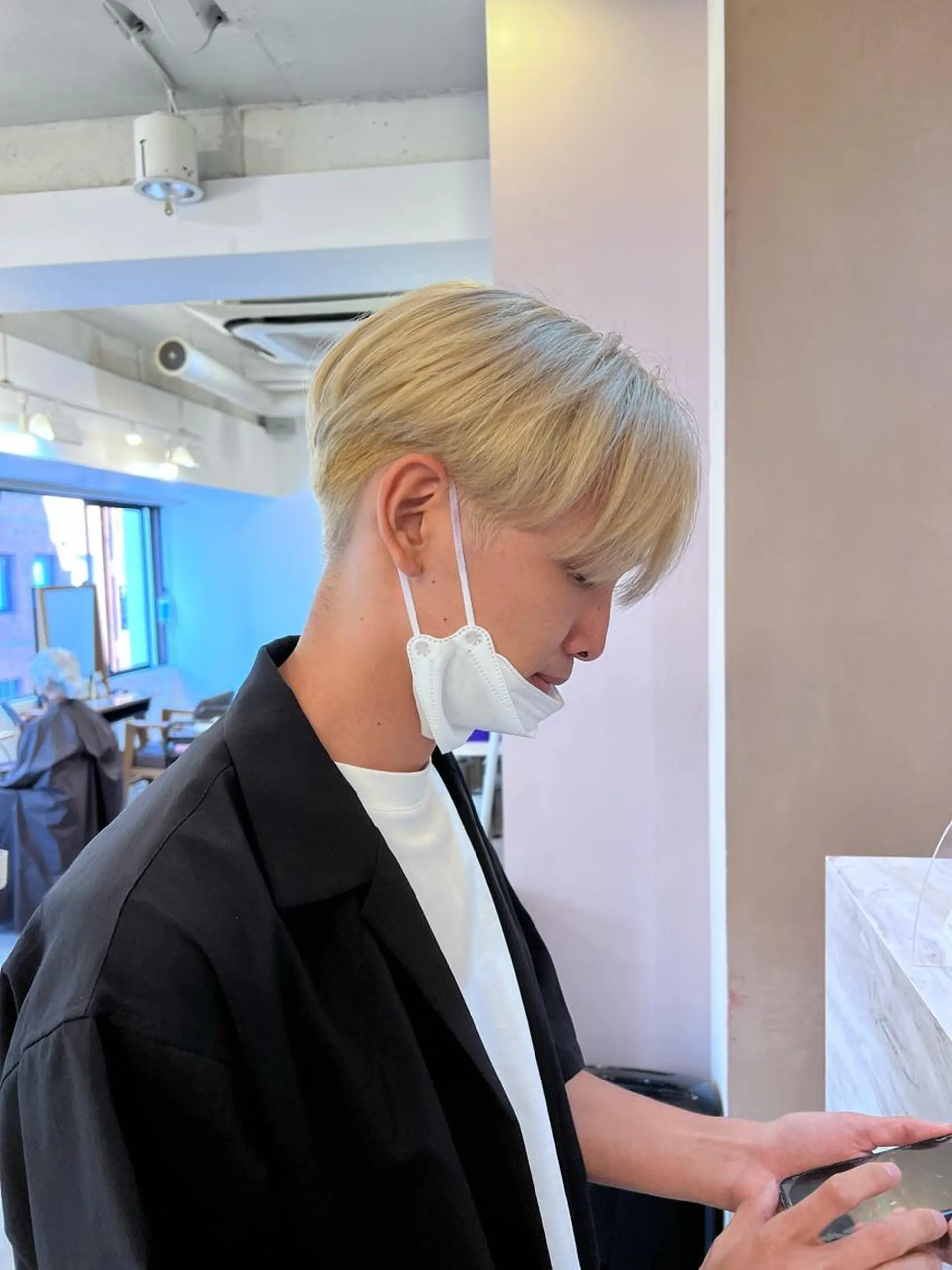 ショート カラー メンズ メンズブリーチ ベージュカラー ブリーチ ホワイトベージュ silo中野所属・あくつ べんのヘアスタイル