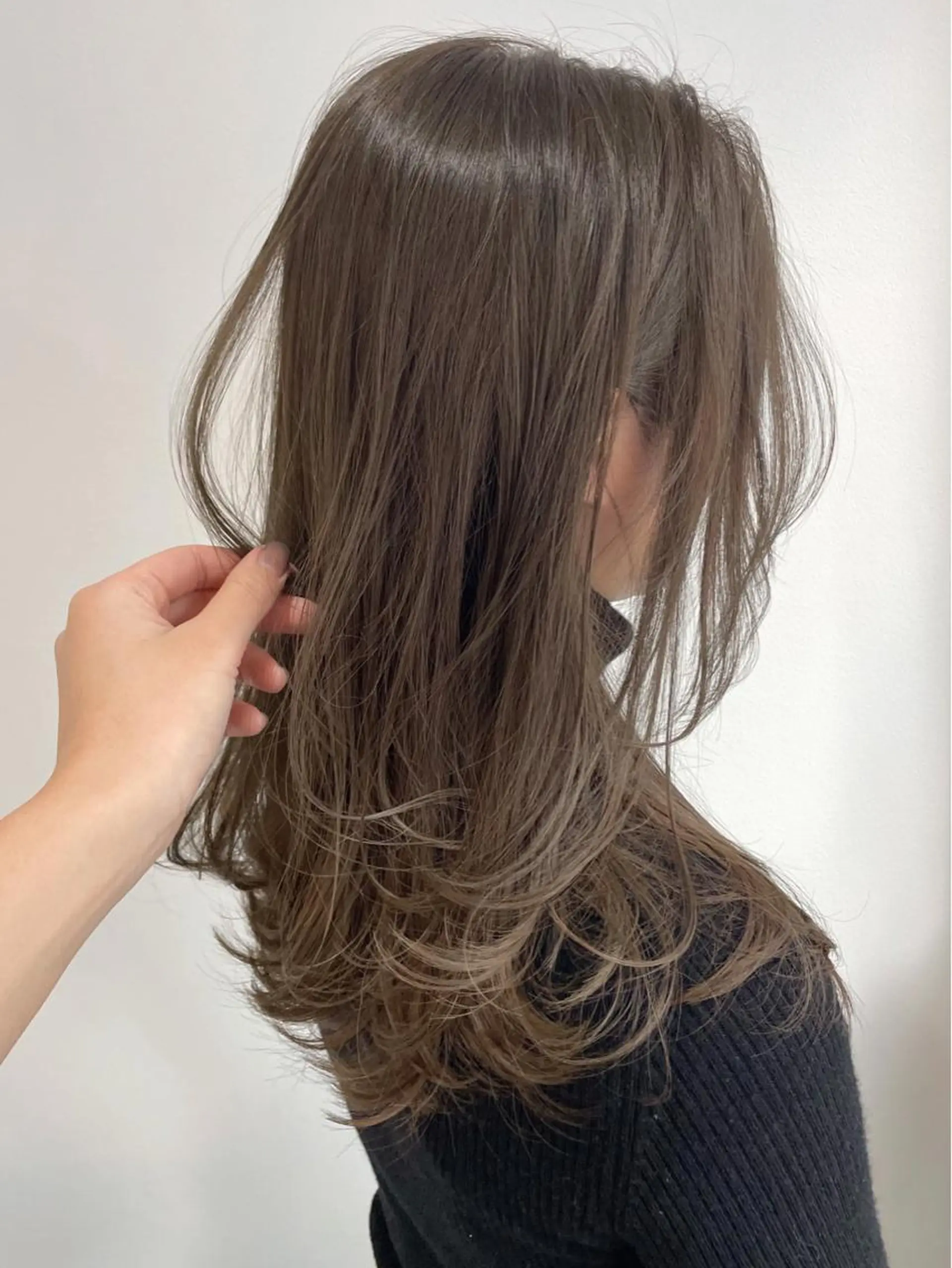 セミロング カラー アッシュ ベージュカラー ブリーチ 透明感カラー フォギーベージュ カット ヘアカラー トリートメント 瀬原 千夏のヘアスタイル