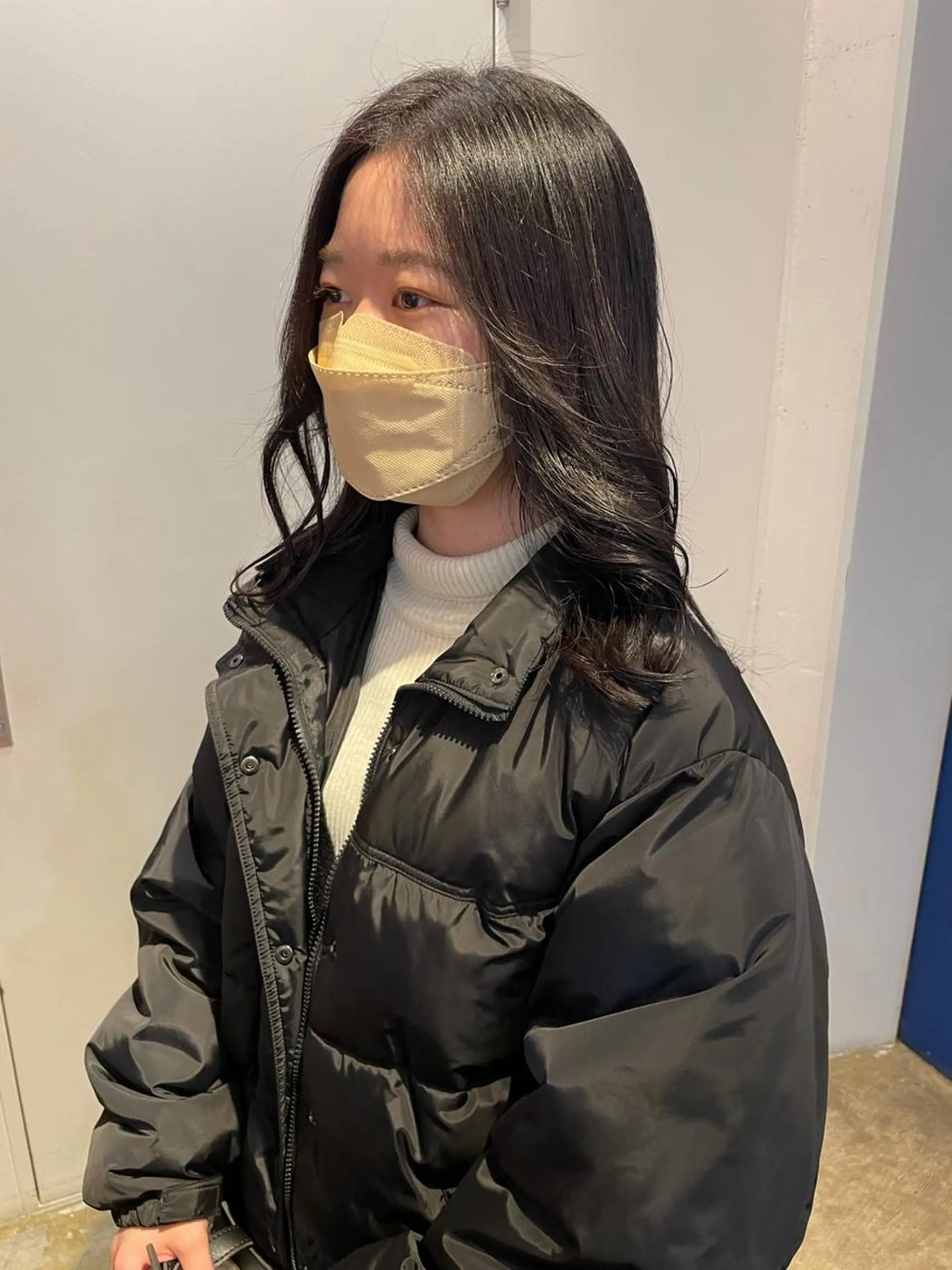 セミロング カラー 黒髪 ブルーカラー ブルーブラック 韓国風ヘア カット ヘアカラー トリートメント MIOベージュカラー 柔らかいカラーのヘアスタイル