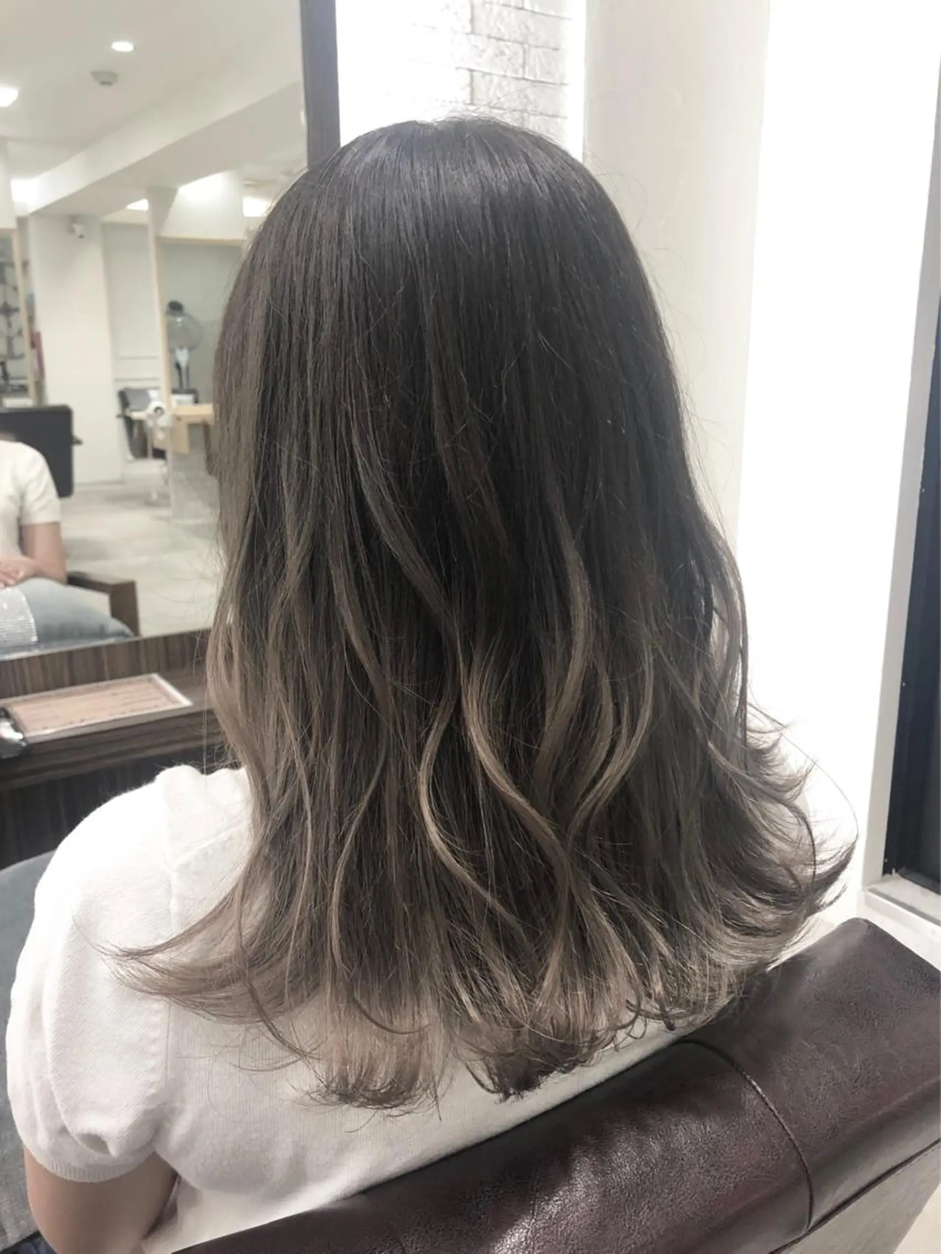 セミロング カラー ベージュカラー グラデーションカラー Zina 難波所属・YUDA 湯田のヘアスタイル