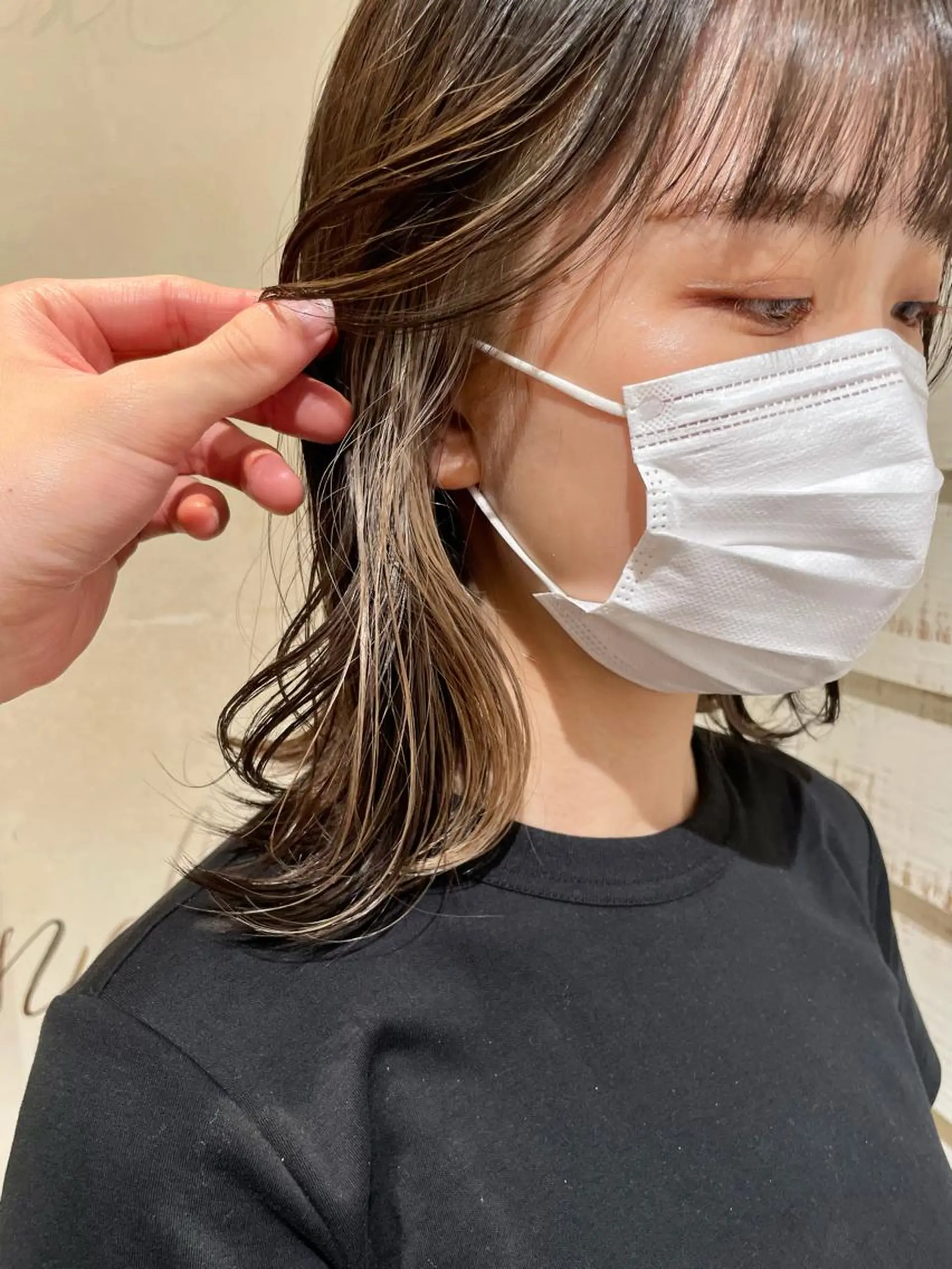 ミディアム カラー ベージュカラー ブリーチ イヤリングカラー ホワイトベージュ 大人上品な ハイライト🪄イワヤのヘアスタイル