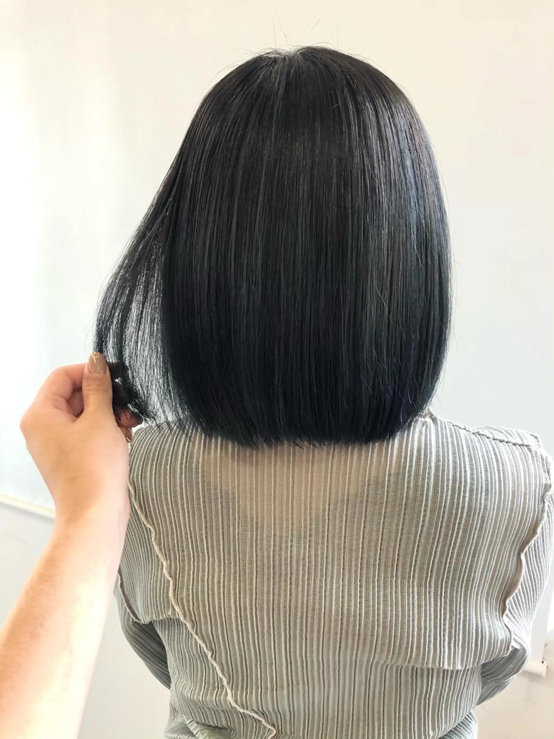 ミディアム カラー ヘアアレンジ 黒髪 ブルーカラー ブルーブラック 髪質改善 トリートメント カット ヘアカラー GO TODAY  SHAiRE SALON岡山所属・Sana/ 耳ツボ/インナーのヘアスタイル