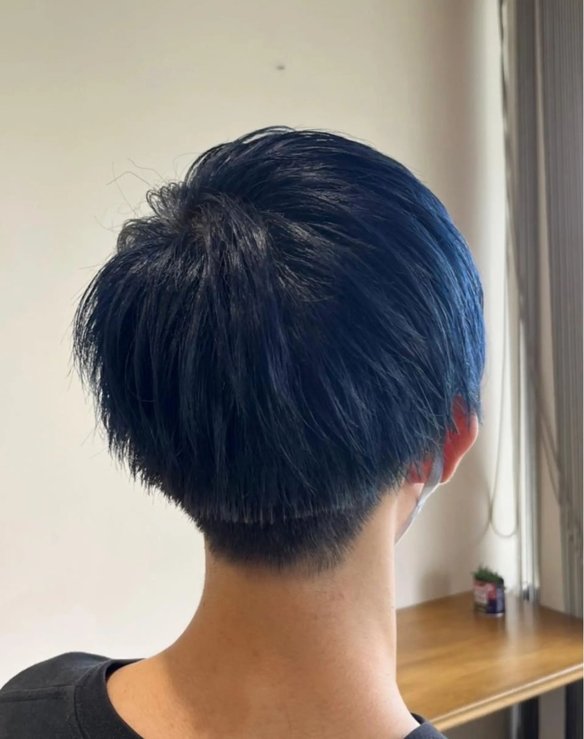 カラー ブリーチ ブルーカラー 森田翔斗 顔周りレイヤーのヘアスタイル