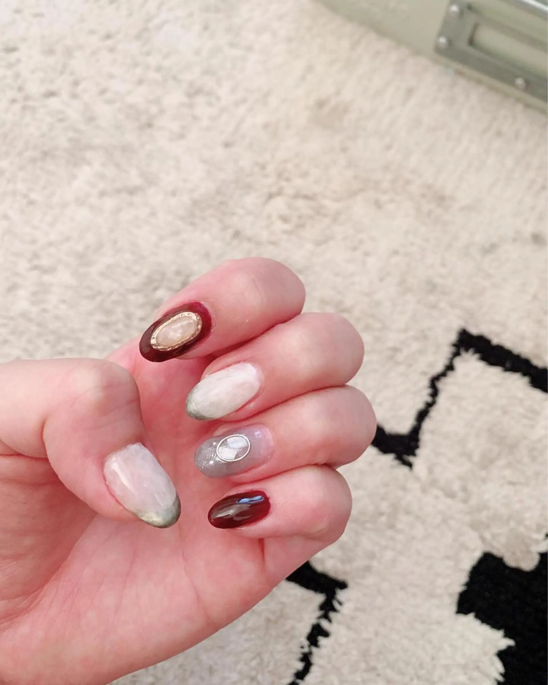 ネイル ボルドー 大理石ネイル(マーブル) ニュアンスネイル 赤色 ホワイト pipi..所属・pipi ..のネイルデザイン
