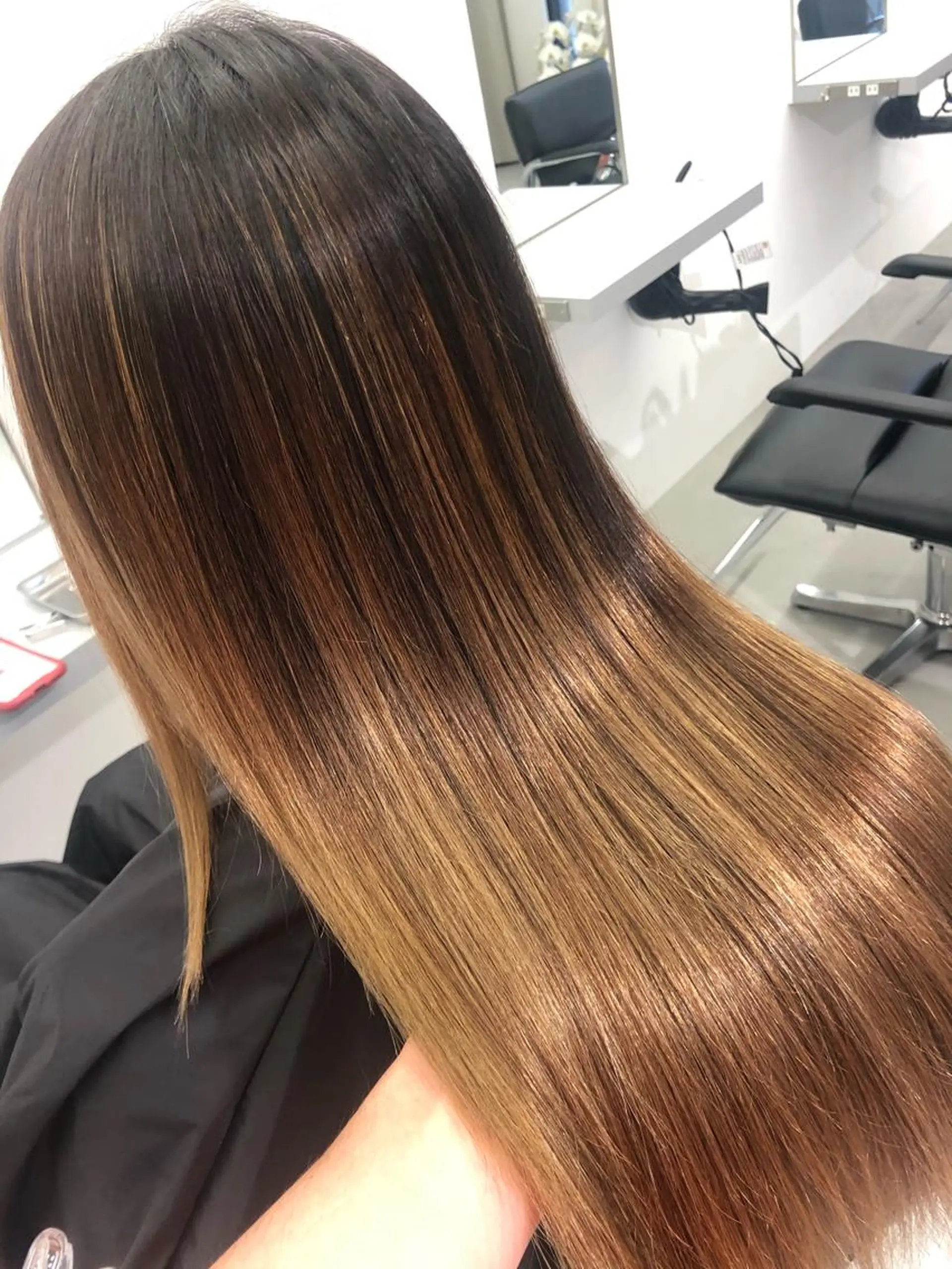 ロング ボブ ハイライト 髪質改善 レイヤーカット 縮毛矯正 ito. ブリーチ/髪質改善のヘアスタイル