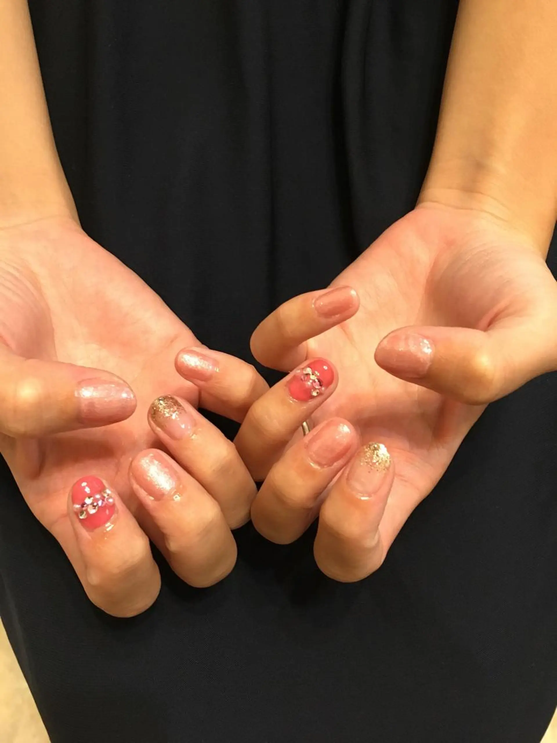 ネイル アートネイル ガーリー ゴールド ピンク ストーンネイル ハンドネイル 🌈KANÅKO 🌈のネイルデザイン