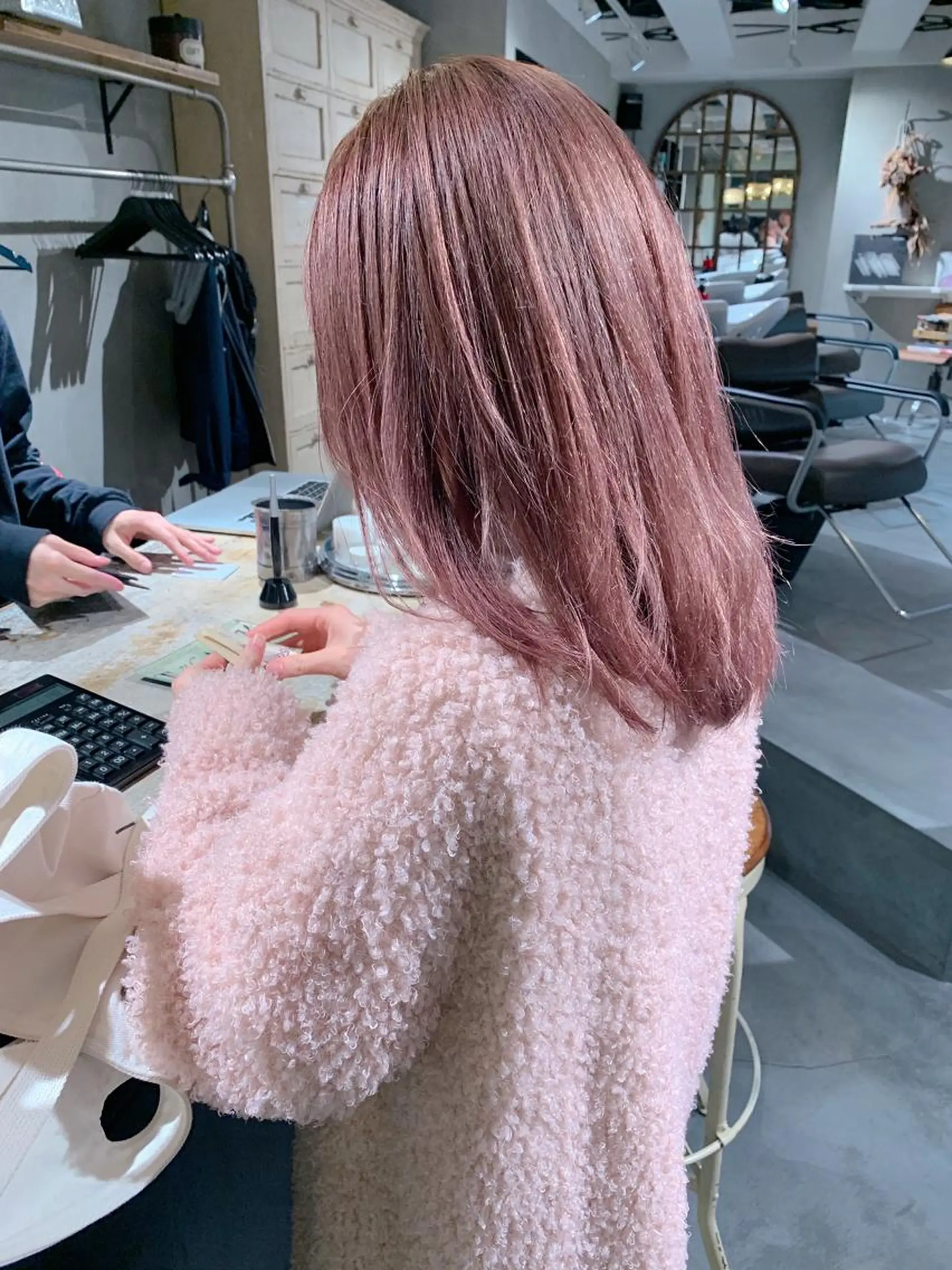 ミディアム カラー ピンクカラー 柔らかブラウン/顔周 りレイヤー♡ユウシのヘアスタイル