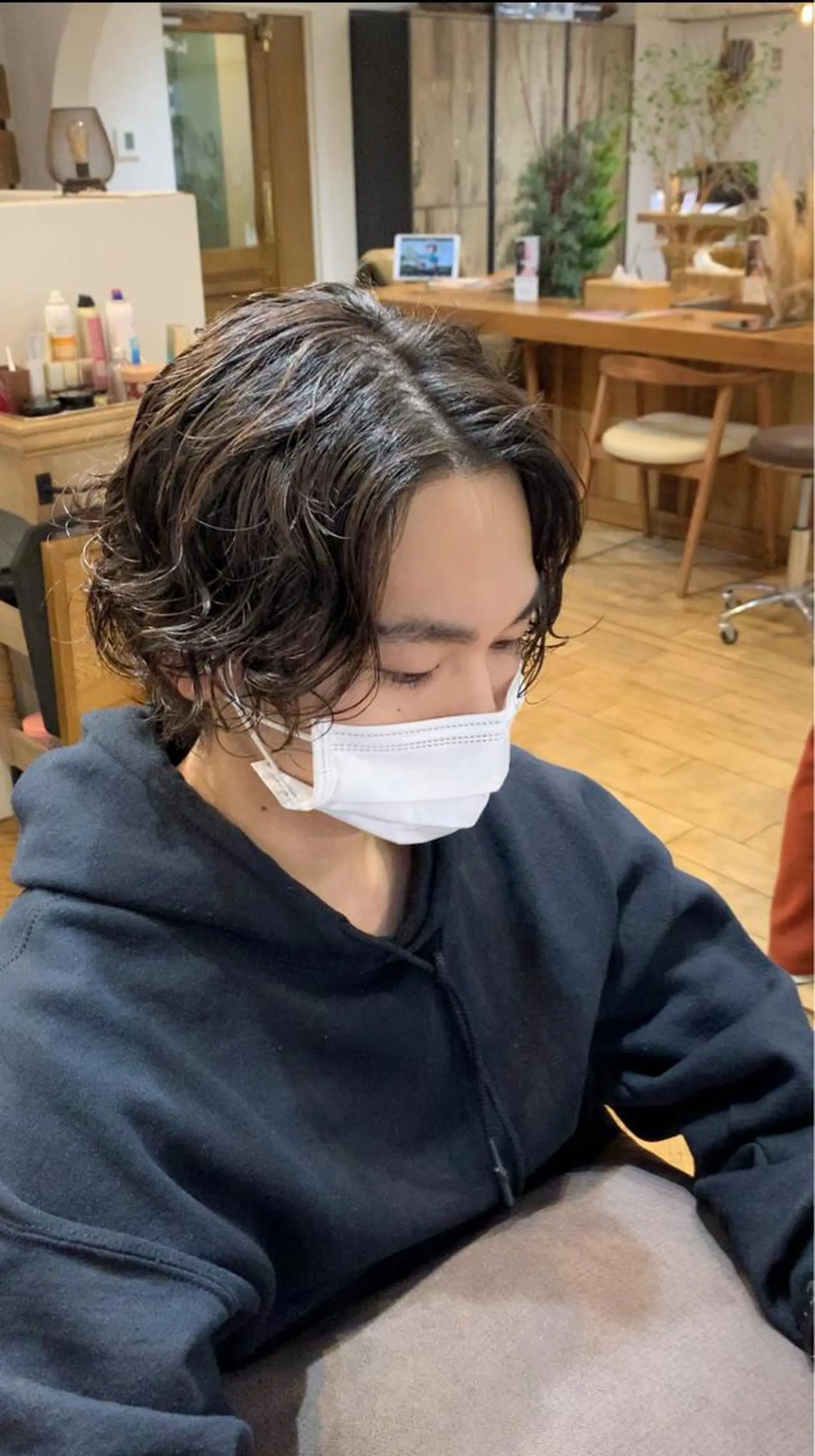 ミディアム パーマ メンズ ミディアムパーマ メンズブリーチ センターパート フェードカット メンズハイライト メンズStylist 山根慧のヘアスタイル