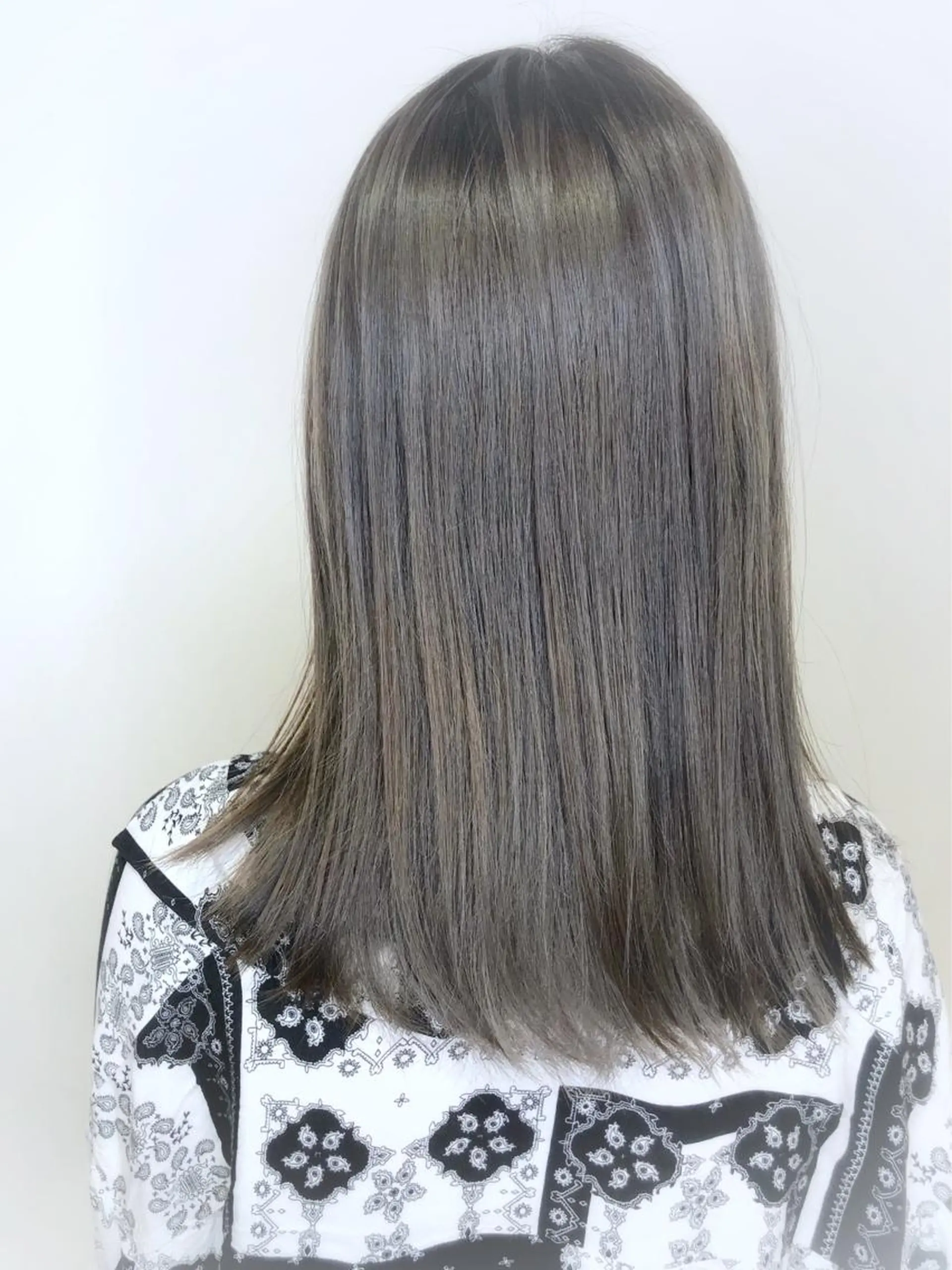 セミロング カラー アッシュ アッシュグレー イルミナカラー メンズヘア特化 崎田 成人のヘアスタイル