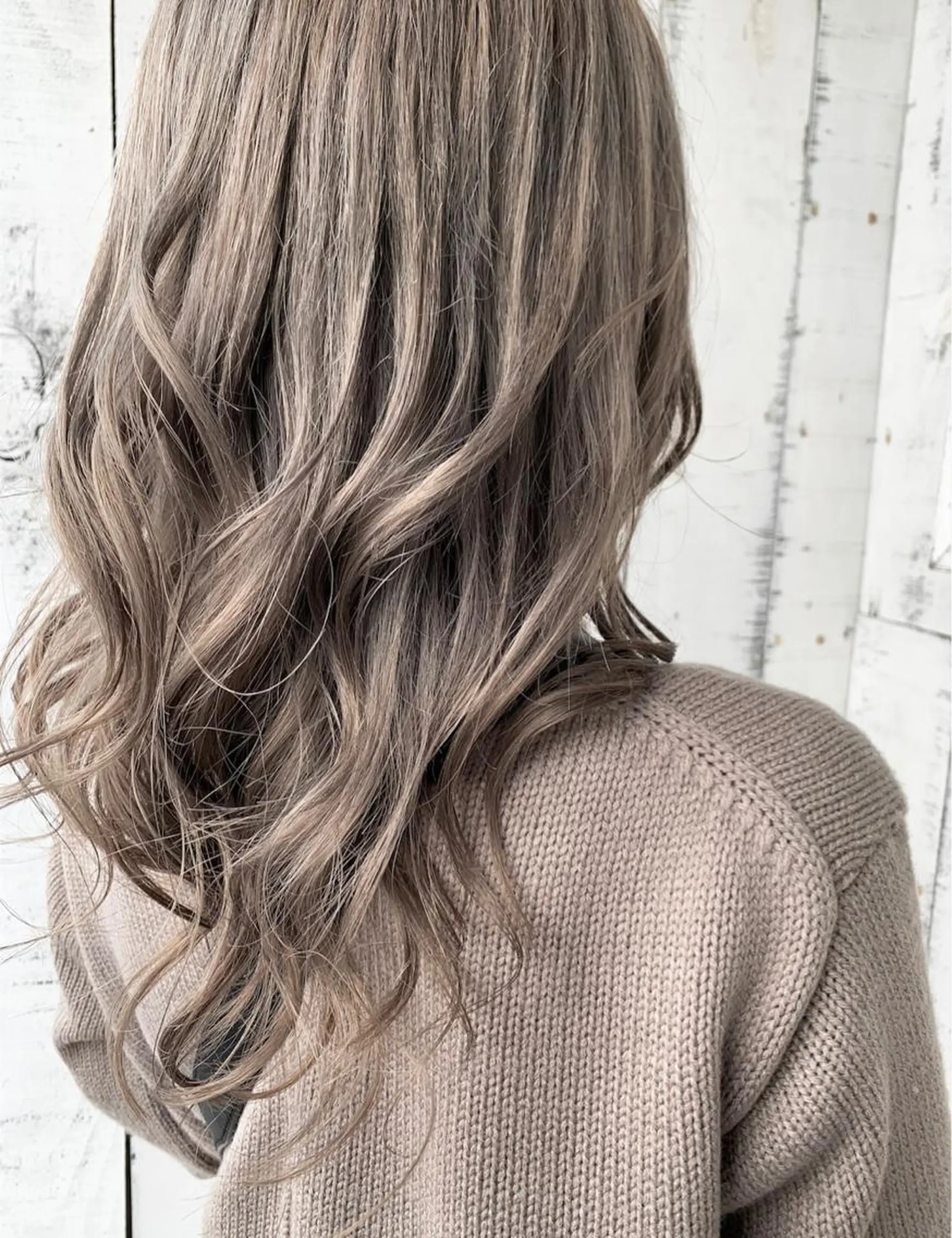 セミロング カラー シルバー monolith所属・金井愛華 【monolith】のヘアスタイル