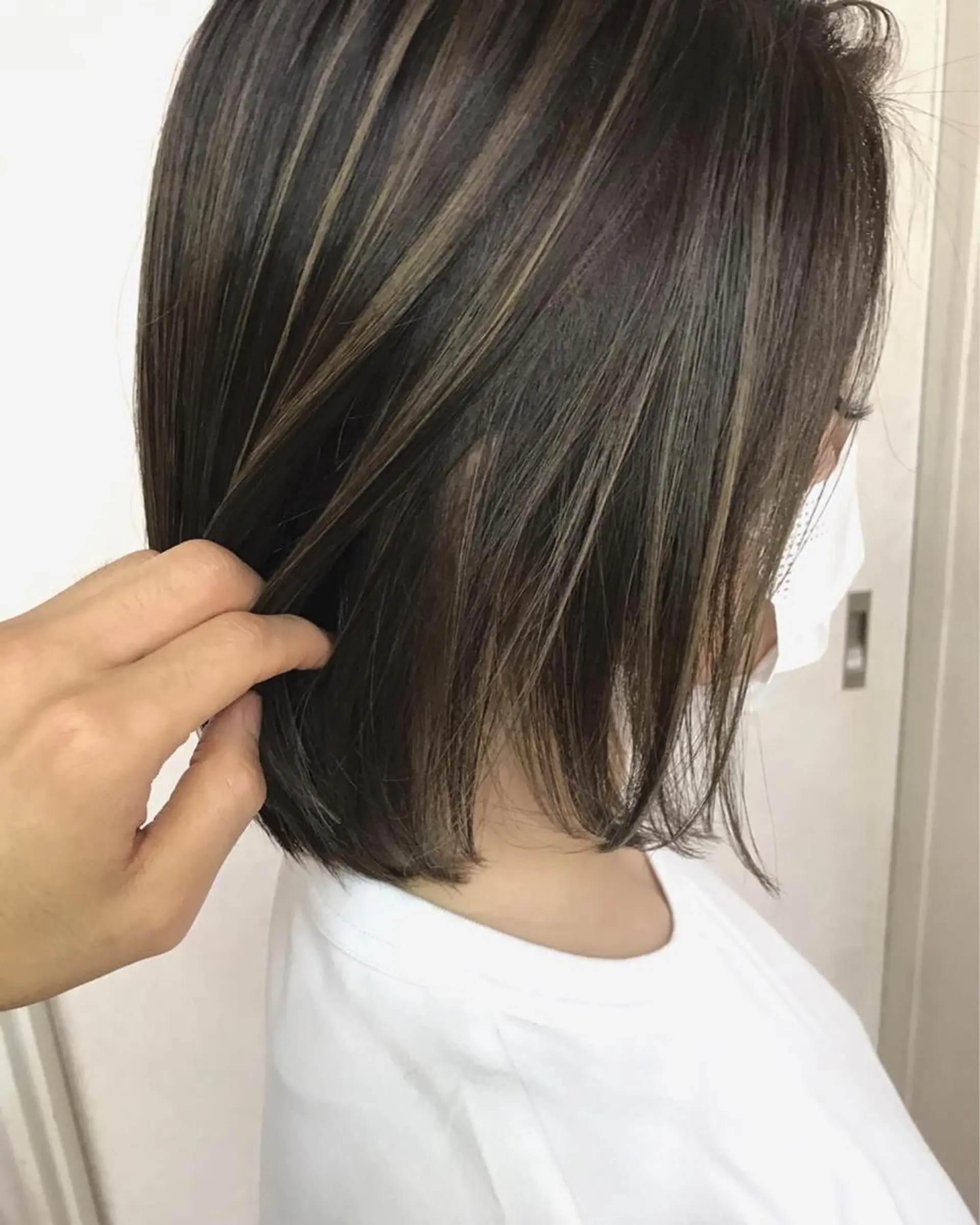 ミディアム カラー ヘアアレンジ アッシュ ハイライトカラー ミルクティーアッシュ ハイライト ヘアカラー BOB所属・三輪 太一のヘアスタイル