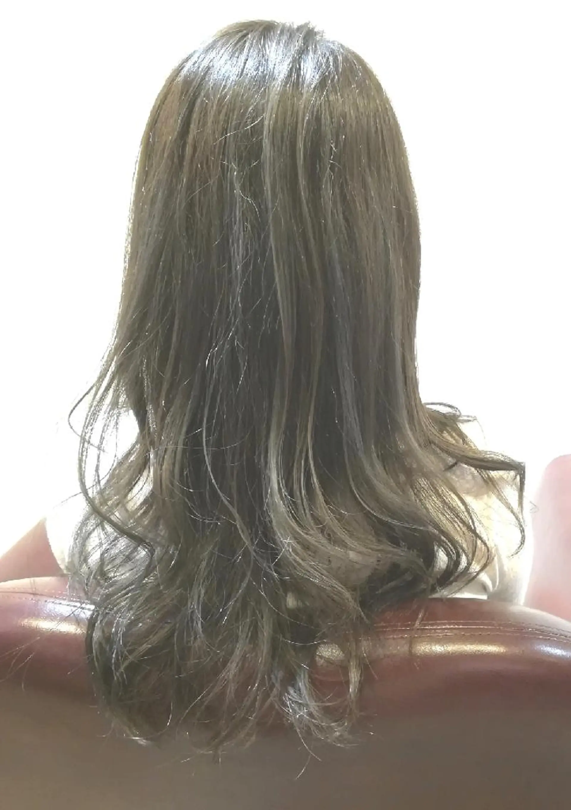 カラー グレージュ MILLOR “ミラー”のヘアスタイル