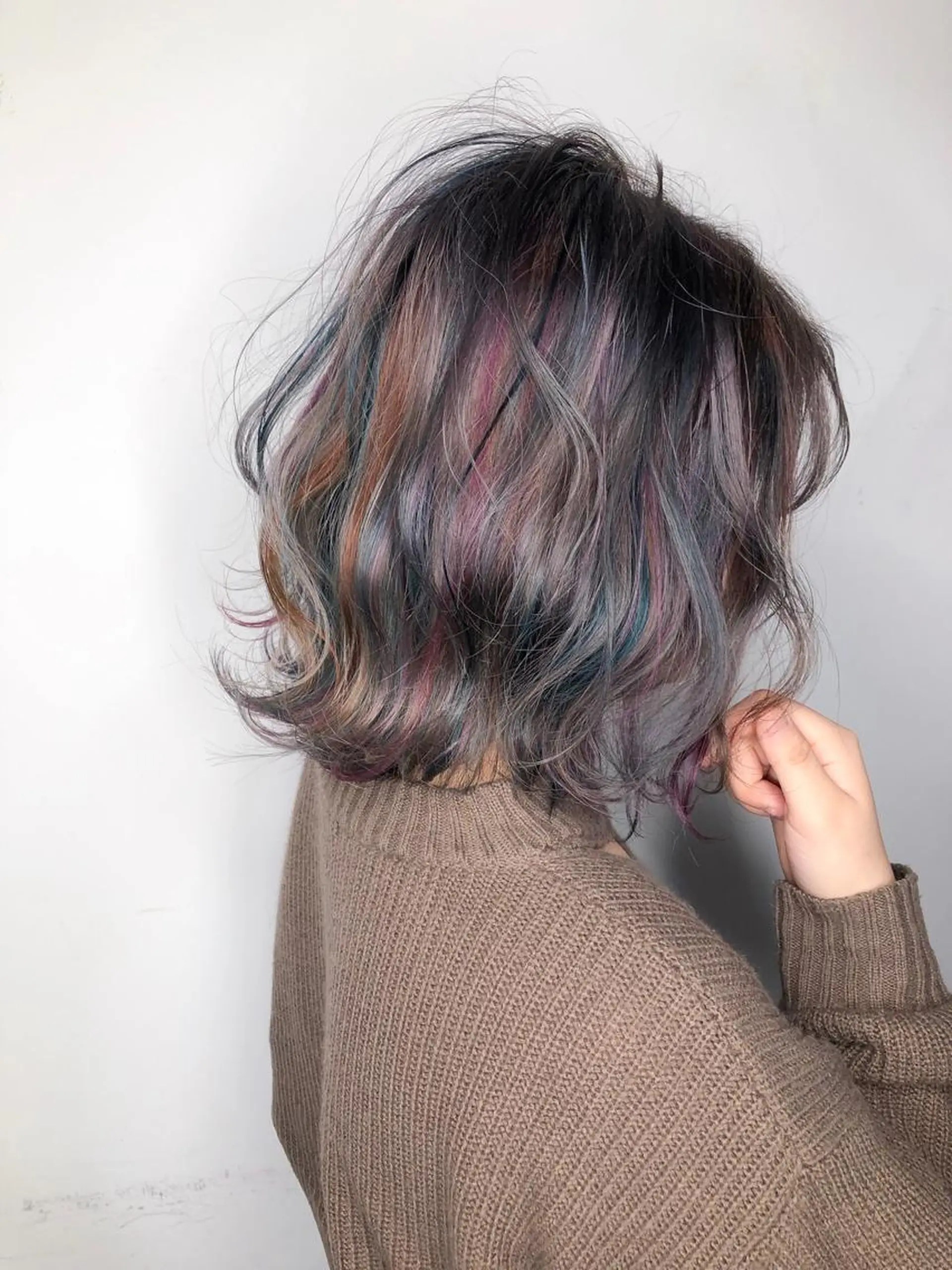 ミディアム カラー ブリーチ ブルーカラー グレージュ オレンジ ピンクカラー 髪質改善、エクステ 山口卓哉のヘアスタイル