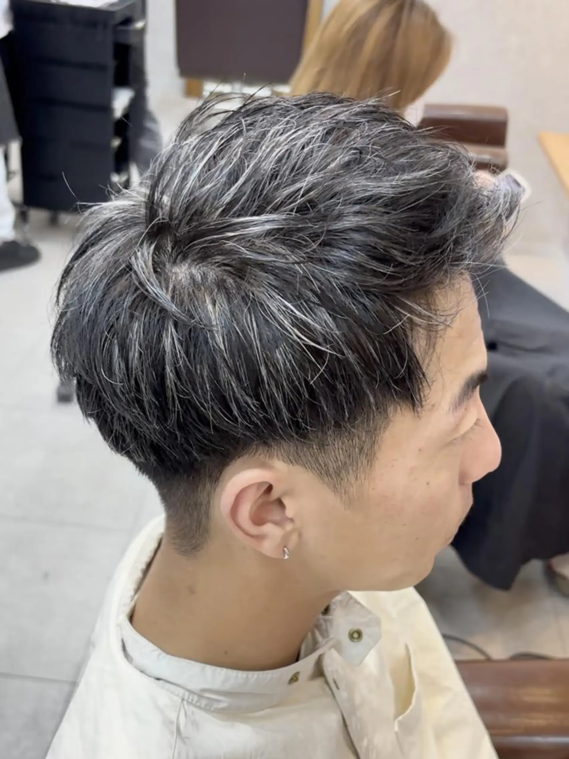 ショート メンズ ブリーチカラー🌈 嘉名 真樹のヘアスタイル