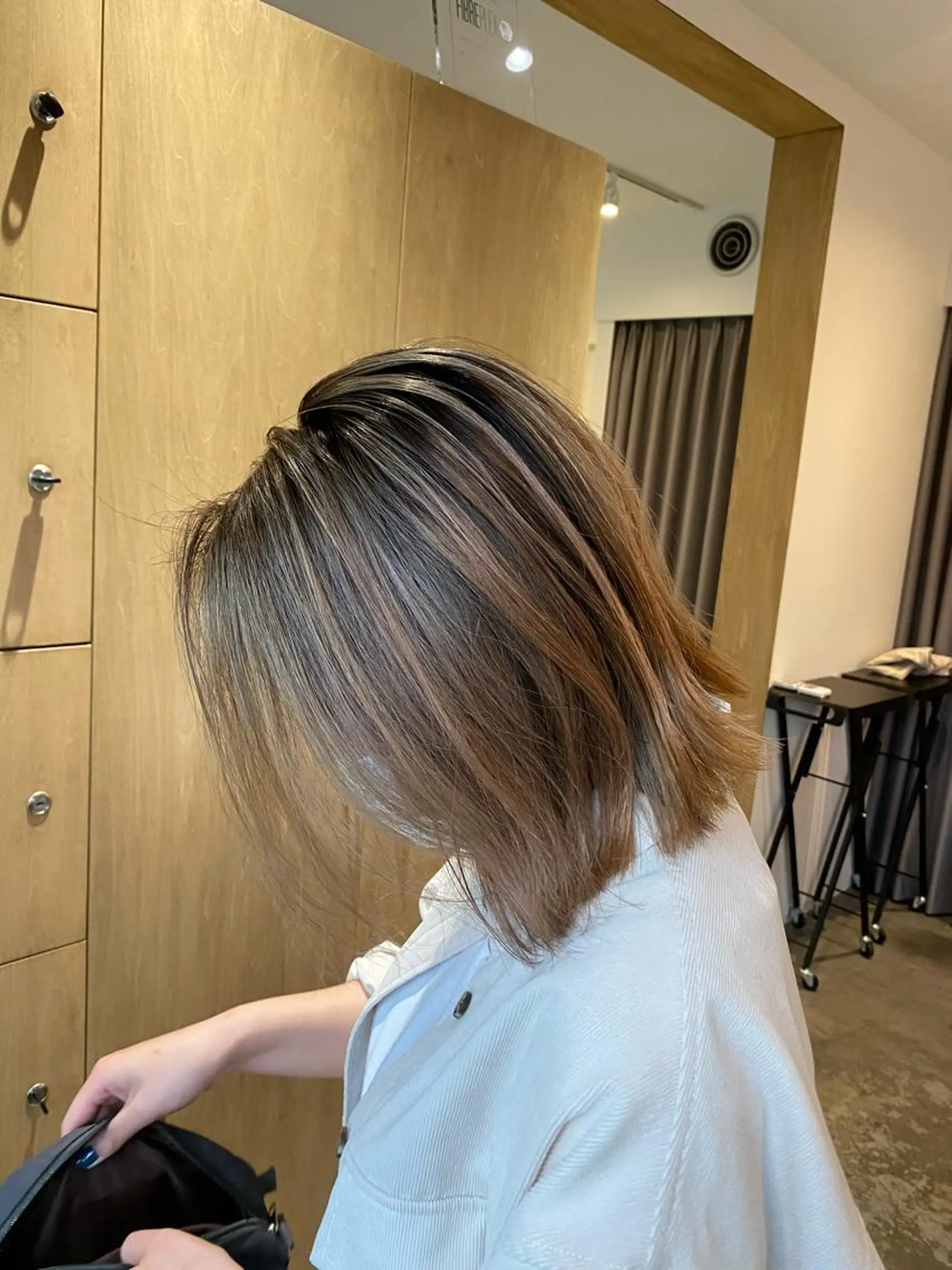 ミディアム カラー バレイヤージュ ベージュカラー ブリーチ グラデーションカラー ハイトーンカラー カット ヘアカラー トリートメント 美髪ストレート 川本雄己のヘアスタイル