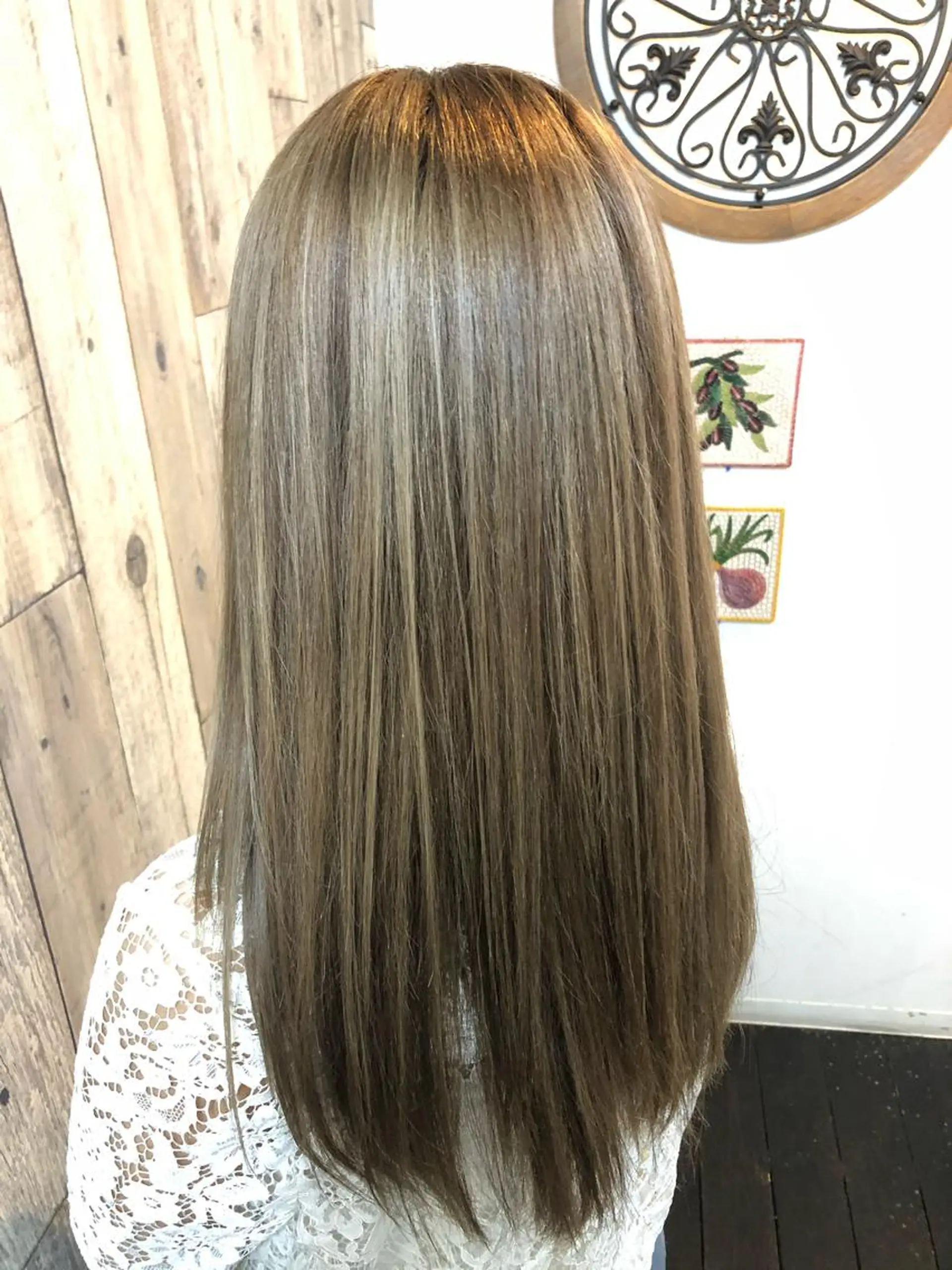 ロング カラー ベージュカラー ブリーチ ハイトーンカラー ARK 武藤のヘアスタイル