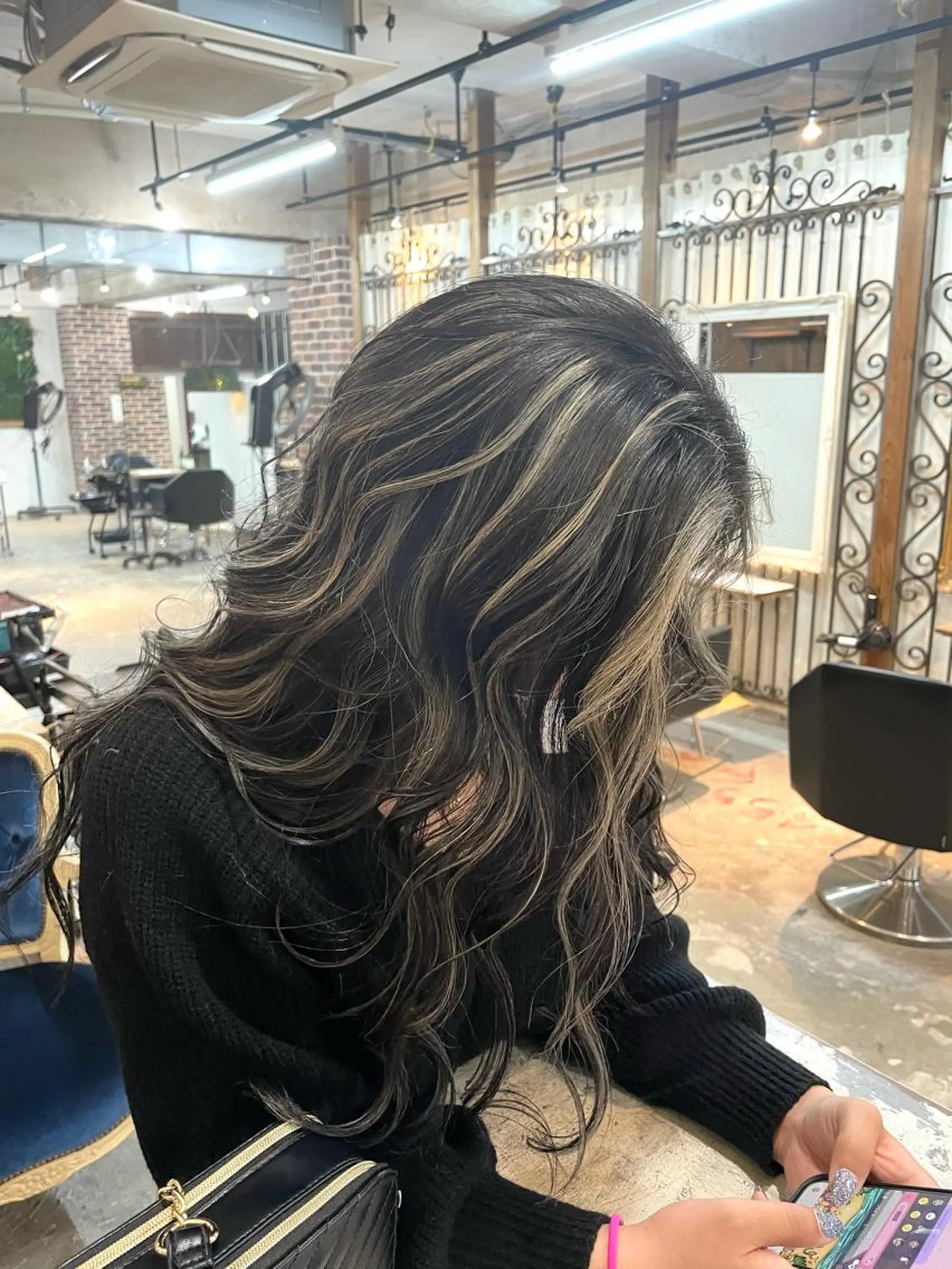 ロング 白いハイライト🤍 タナカリョウスケのヘアスタイル