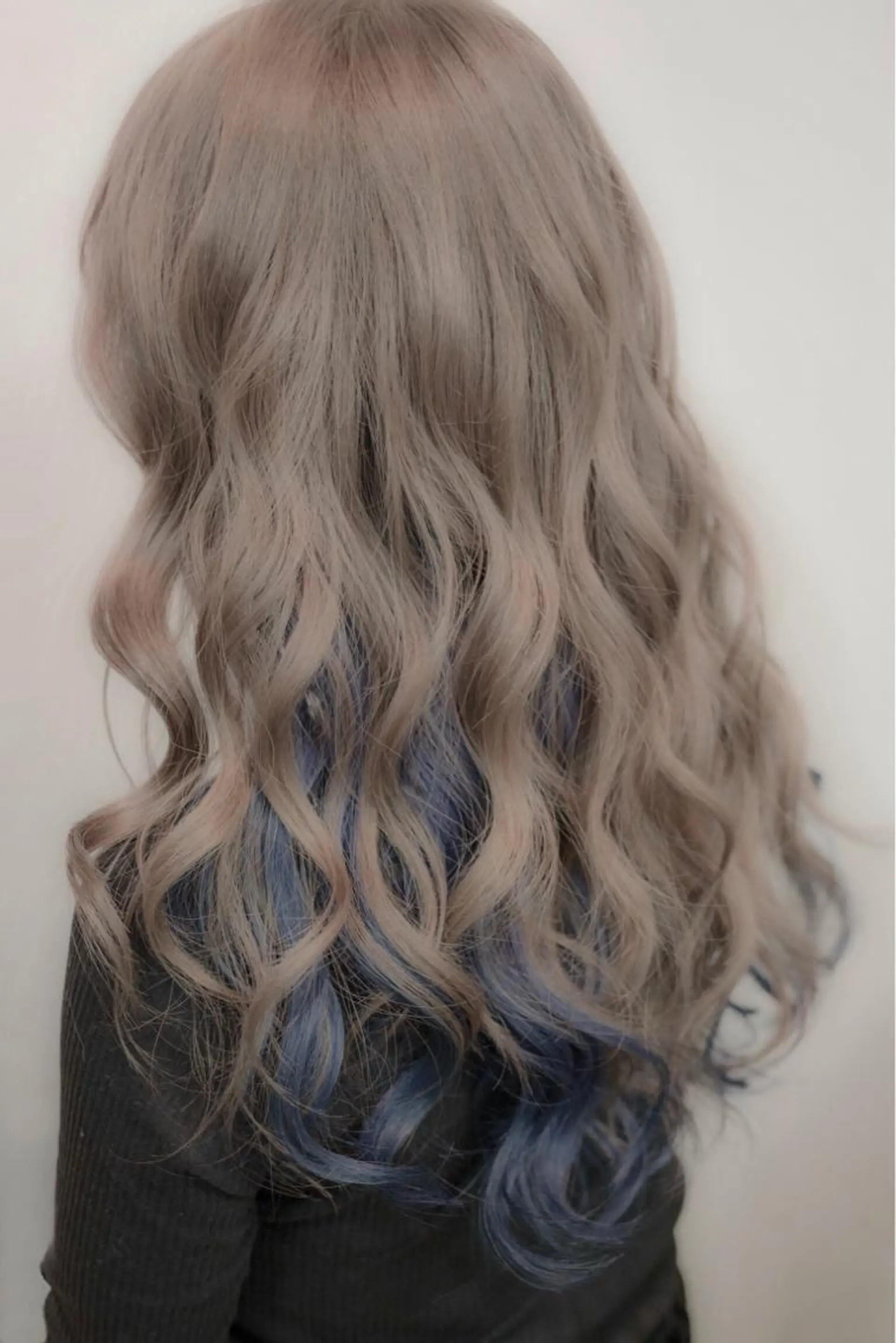セミロング カラー ブルーカラー ブルージュ インナーカラー 外国人風カラー FÜRSTIN所属・西村髪質改善 ブリーチ縮毛矯正のヘアスタイル