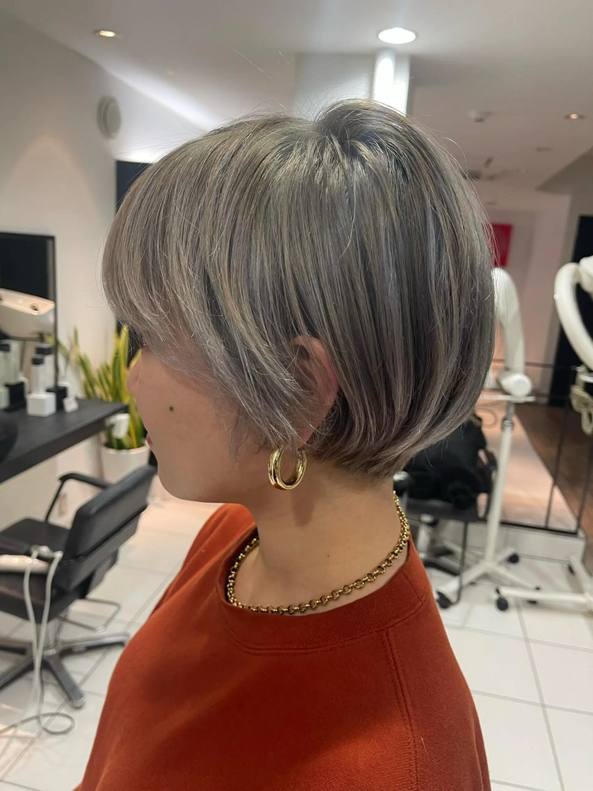 ショート カラー ショートボブ グレージュ ハイトーンカラー ボブ 韓国風ヘア ヘアカラー REWARDS千歳船橋所属・秋葉 一郎のヘアスタイル