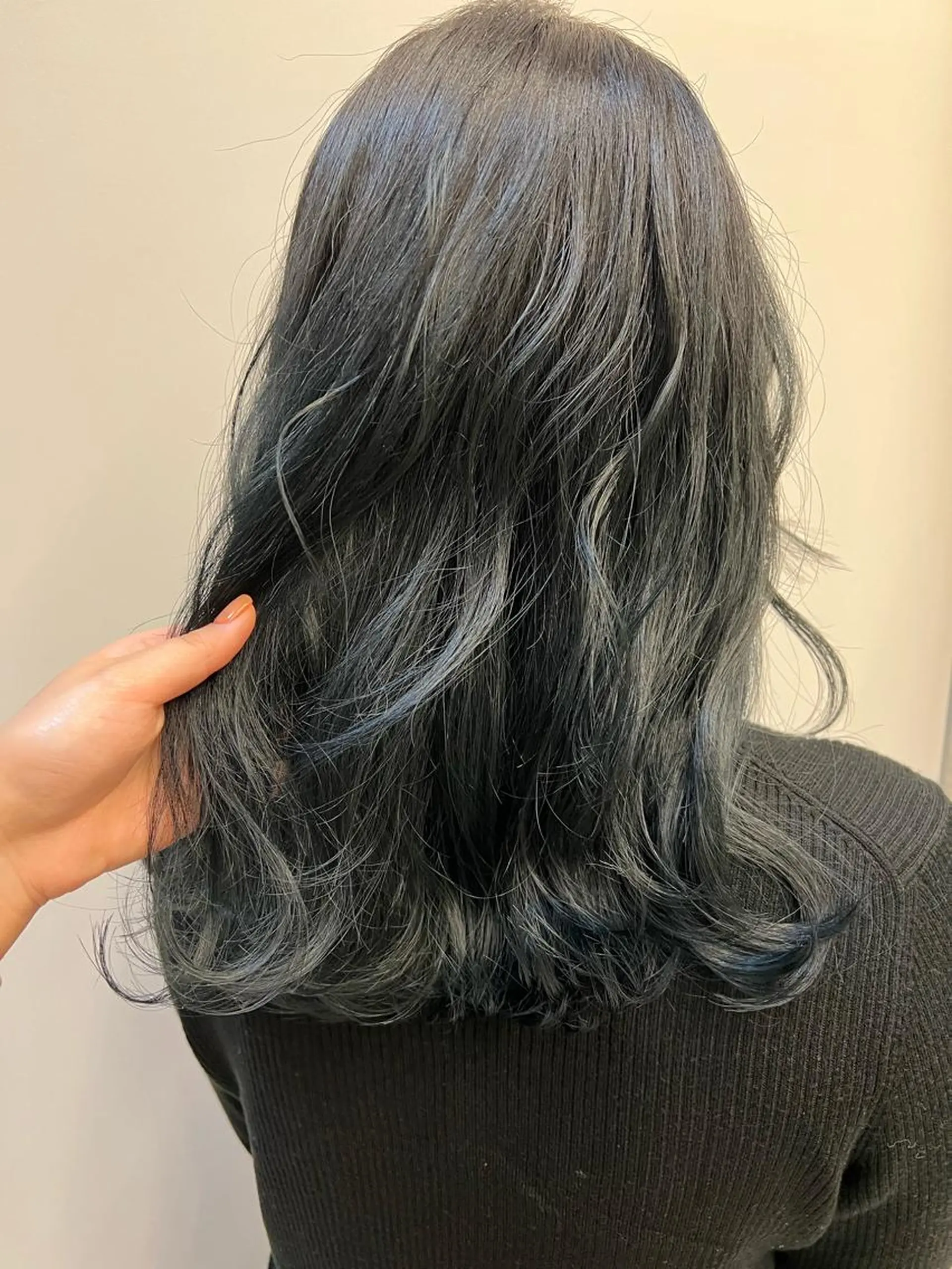 ロング カラー 岸田 莉奈のヘアスタイル