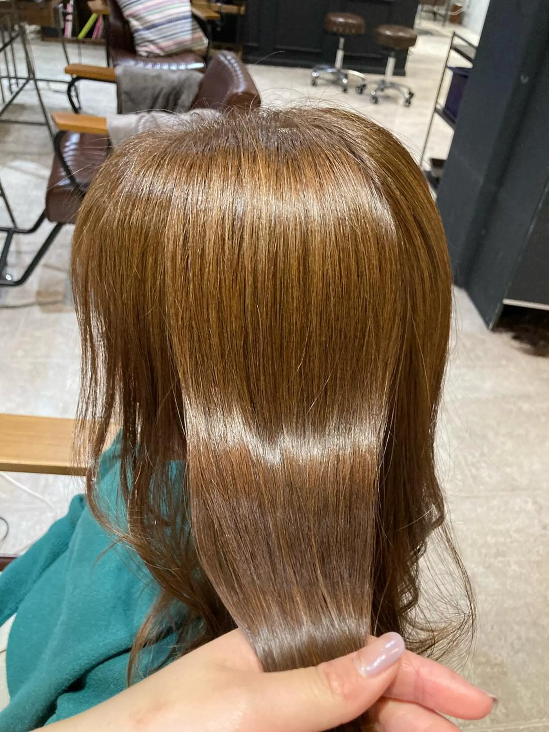 セミロング カラー 山﨑 まなかのヘアスタイル