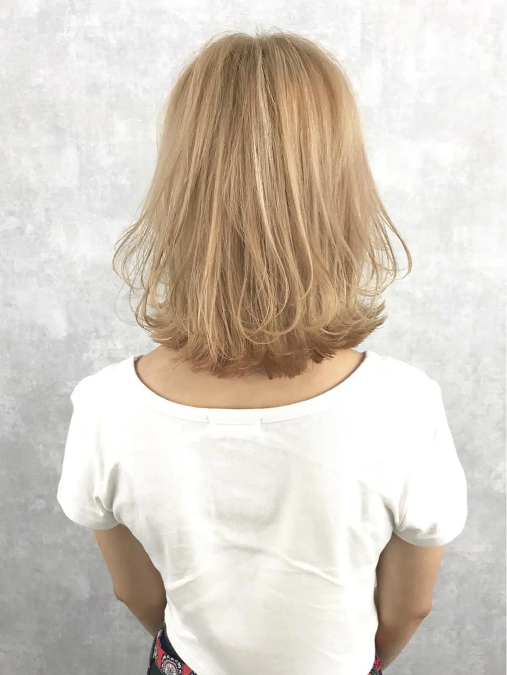 ミディアム カラー ベージュカラー ブリーチ TOMOYAレイヤー ブリーチ縮毛矯正のヘアスタイル