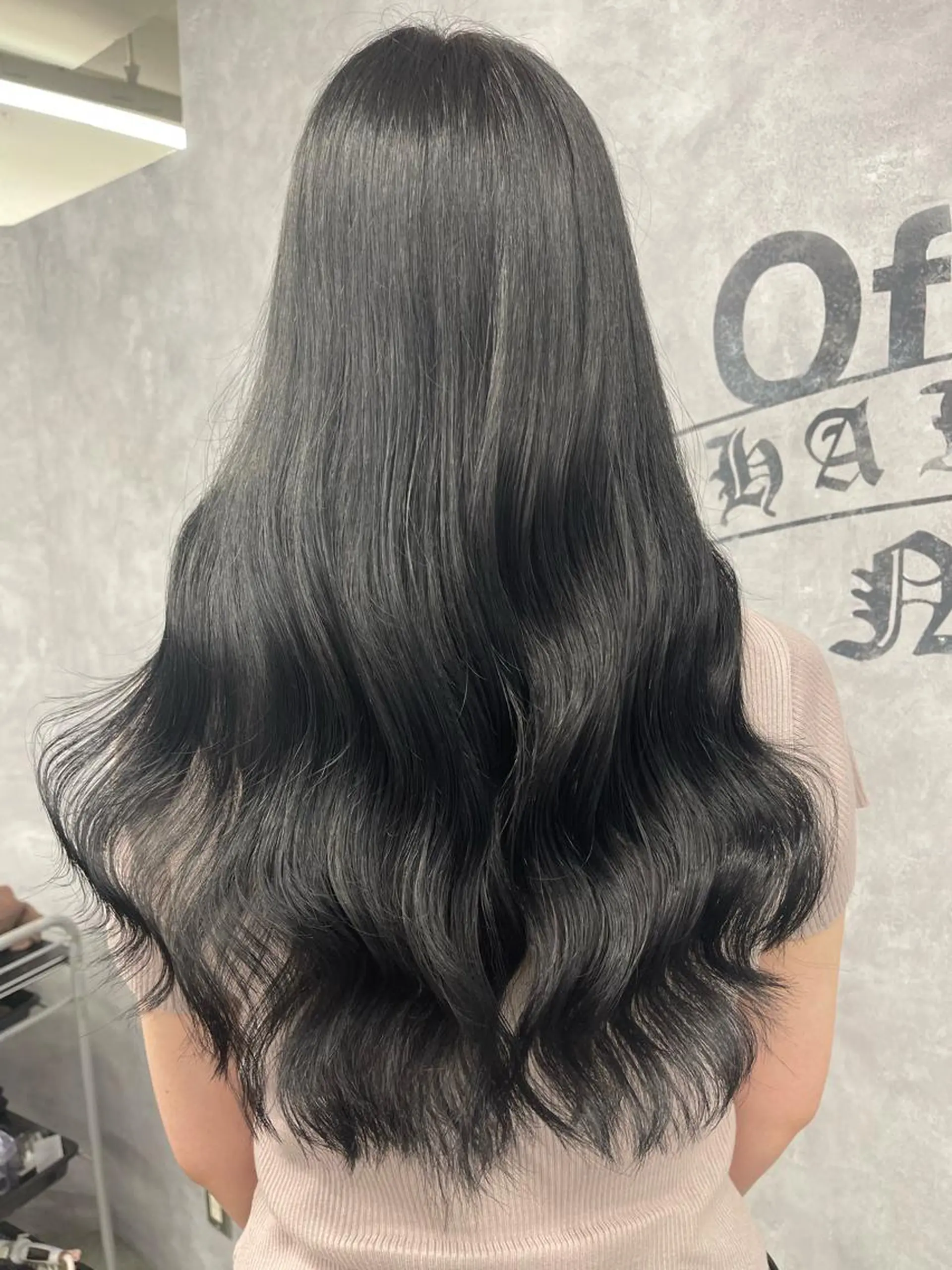 ロング カラー 黒髪 ブルーカラー ブルーブラック 韓国風カラー 韓国風ヘア カット ヘアカラー トリートメント オフホワイトアンドなんば所属・福西 洋斗のヘアスタイル