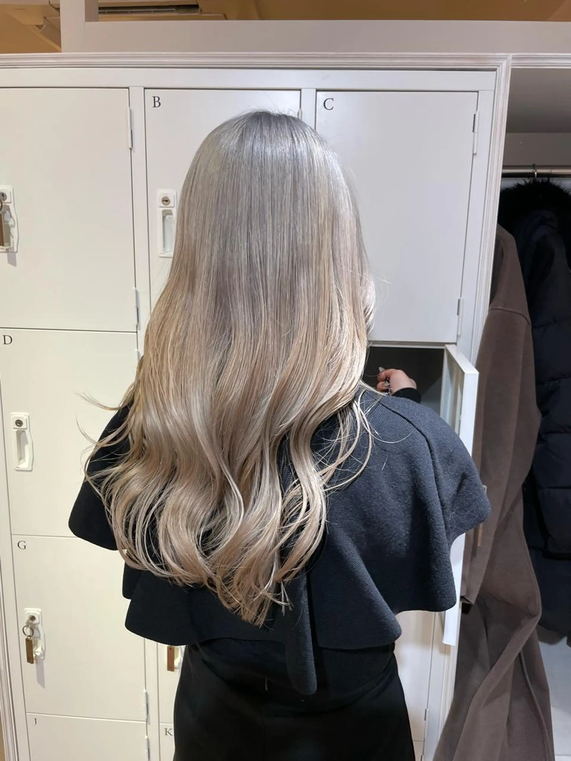 セミロング カラー akane .のヘアスタイル