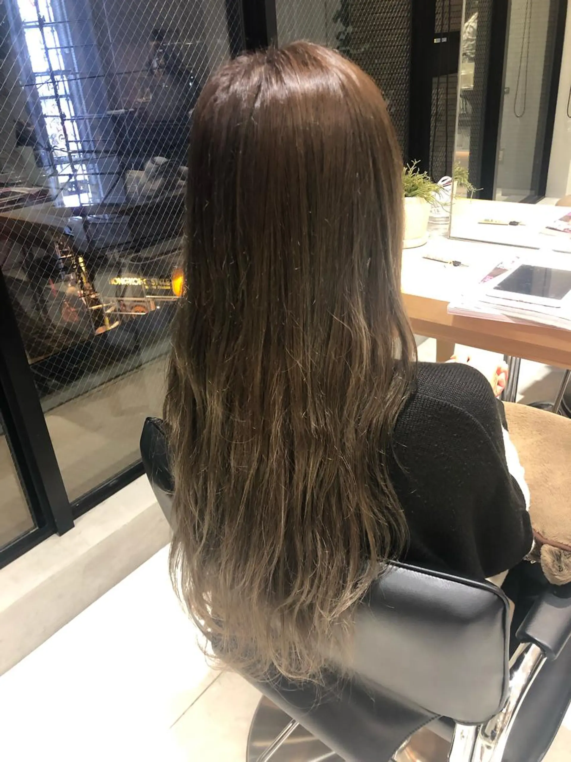 ロング カラー ヘアカラー トリートメント 荒木 依莉亜のヘアスタイル